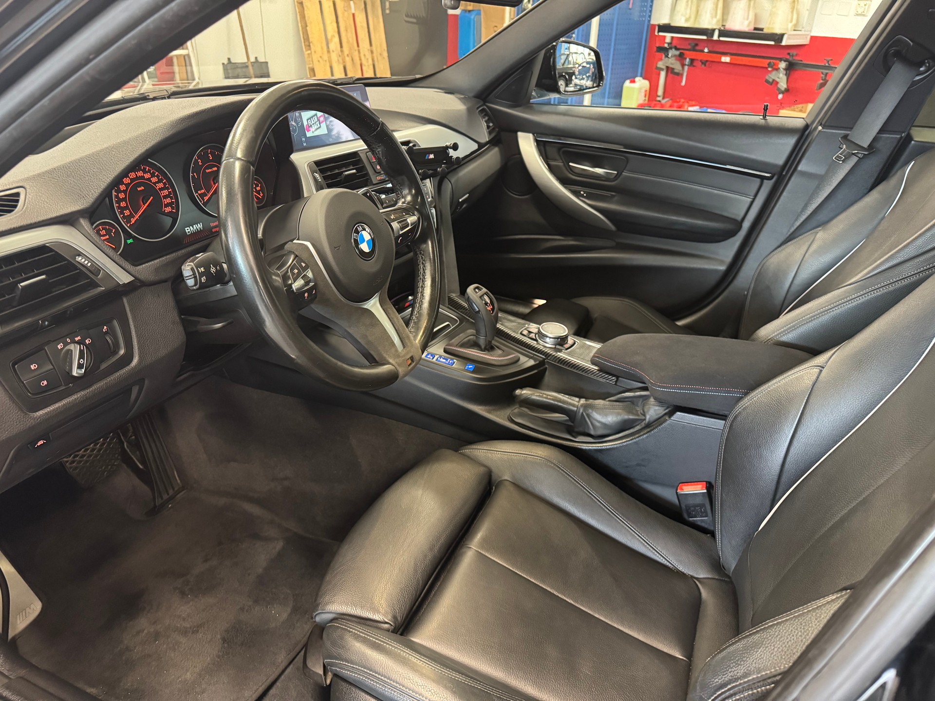 BMW 320d xDrive Touring M Sport Line Steptronic-image-12