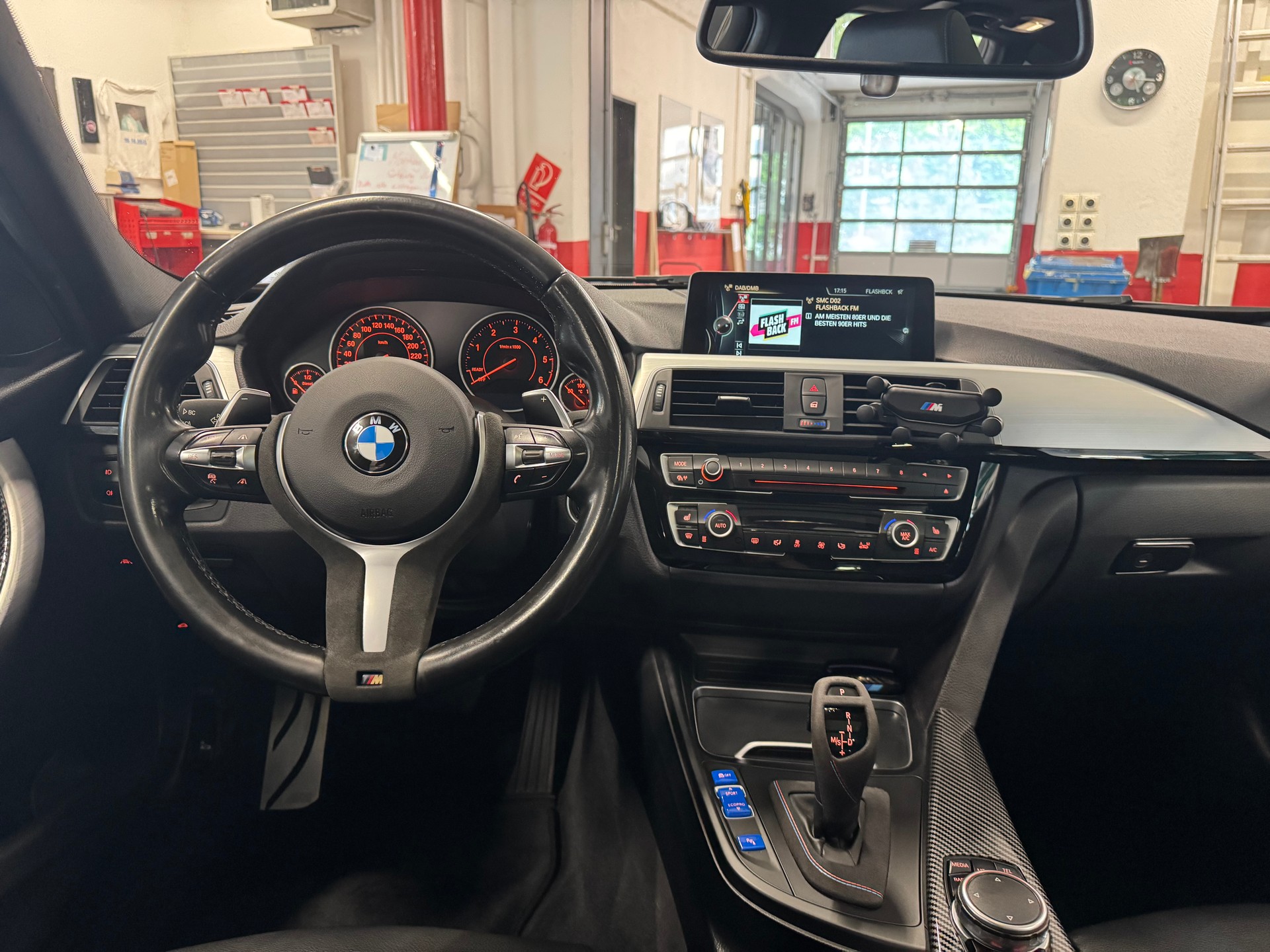 BMW 320d xDrive Touring M Sport Line Steptronic-image-9