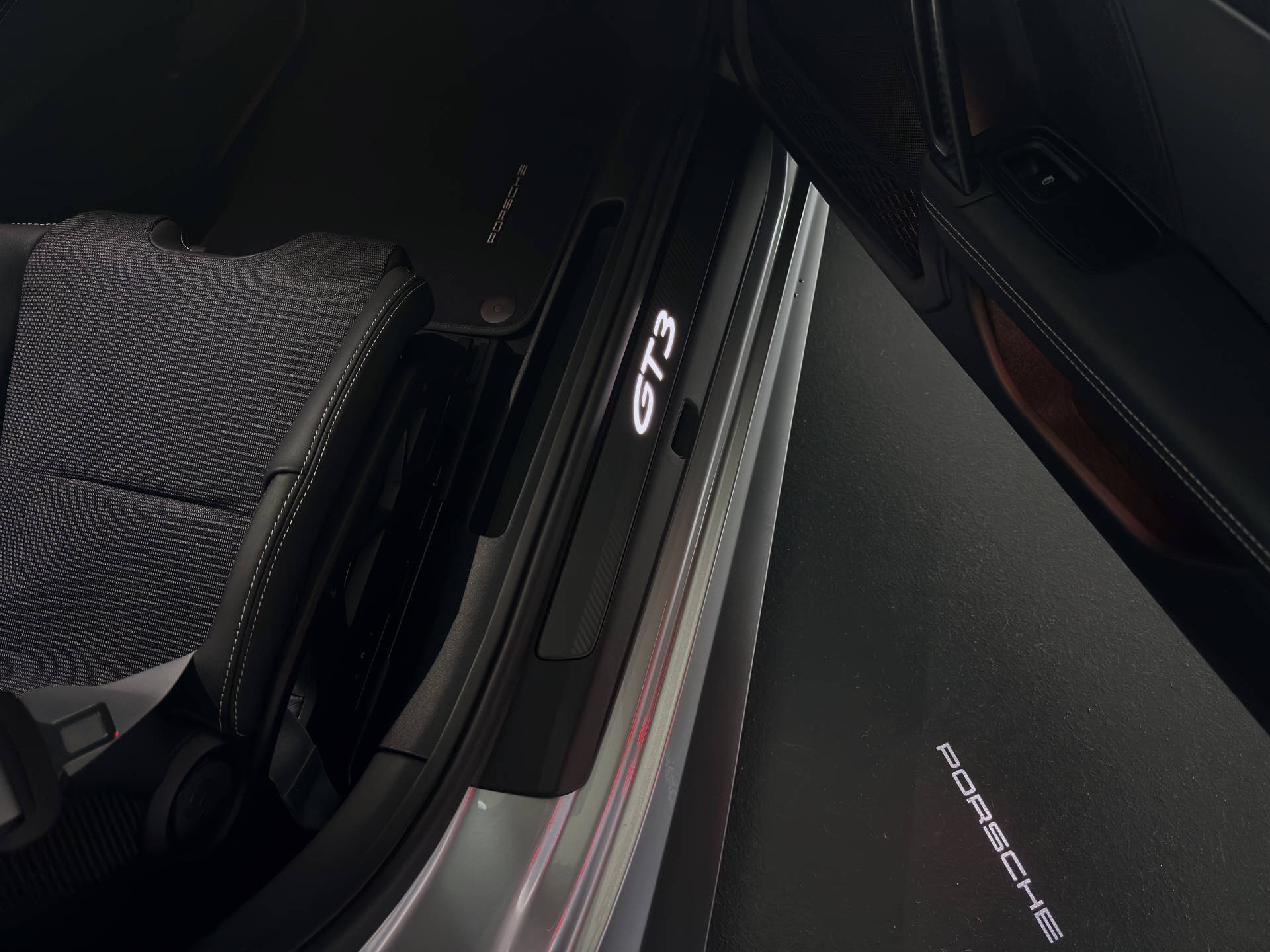 PORSCHE 911 GT3 mit Touring-Paket-image-14