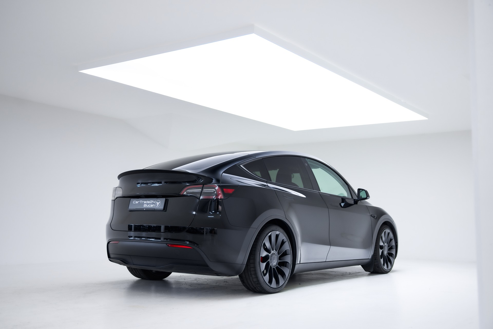 TESLA Model Y Long Range-showroom-element-1