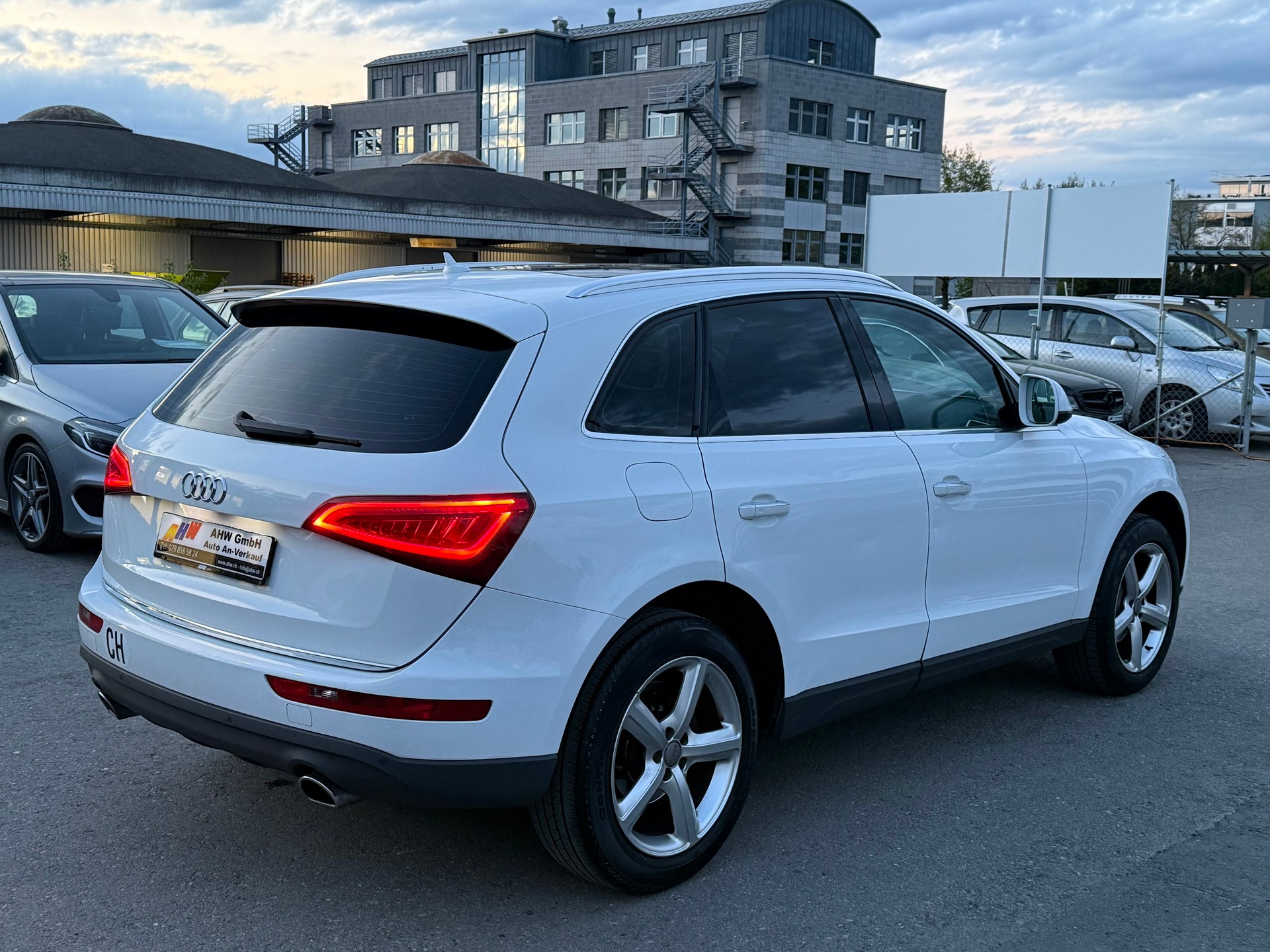 AUDI AUDI Q5 2.0 TFSI quattro tiptronic / Frisch ab MFK & Service / 1 Jahr Garantie / Panoramadach / Leder / Navigation-image-3