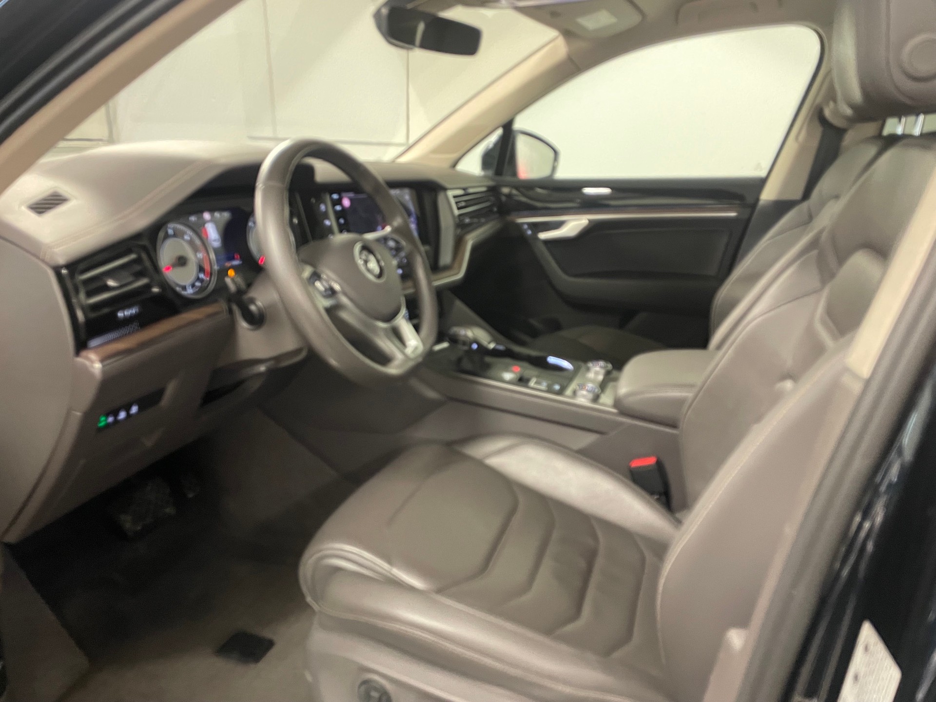 VW Touareg 3.0 TDI Atmosphere Tiptronic-image-12