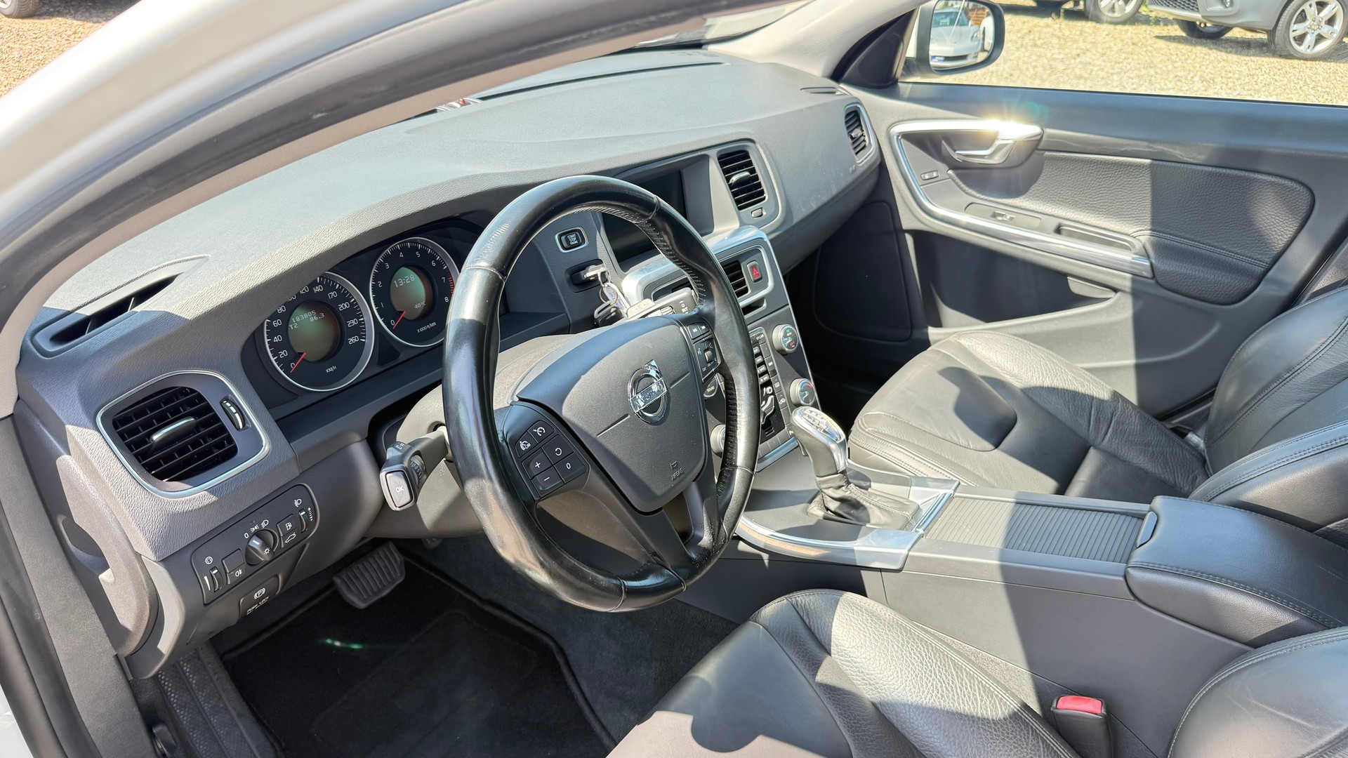 VOLVO V60 T4 Kinetic Powershift-showroom-element-2