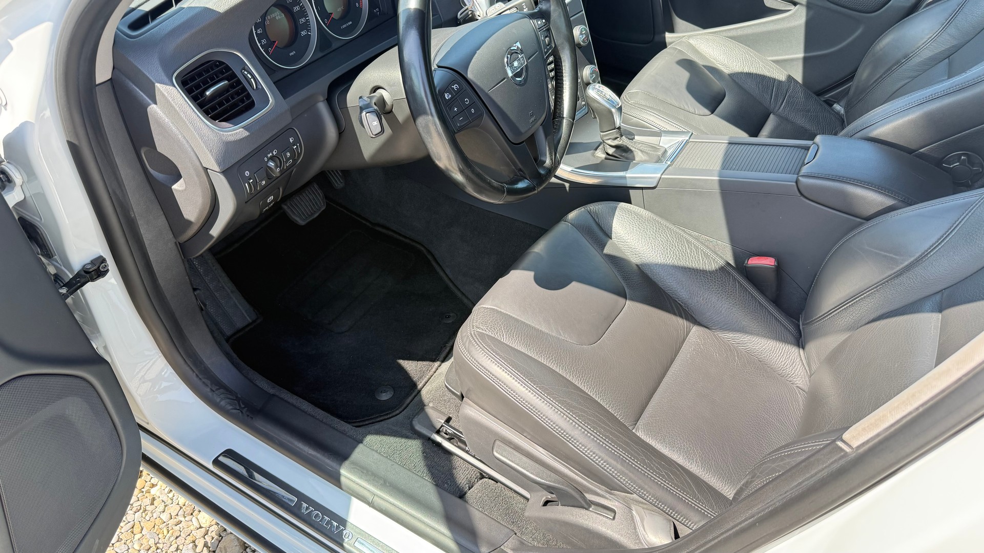 VOLVO V60 T4 Kinetic Powershift-showroom-element-1