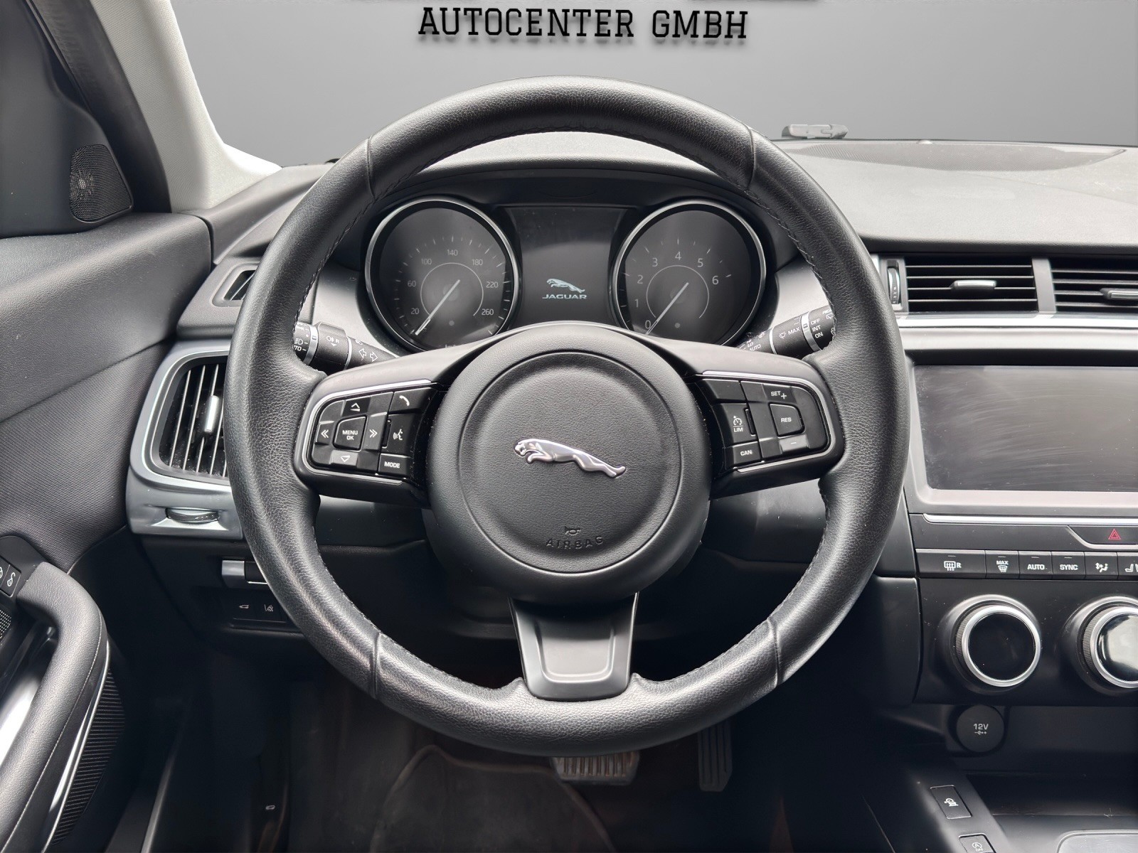 JAGUAR E-Pace P200 R-Dynamic AWD Automatik-image-9