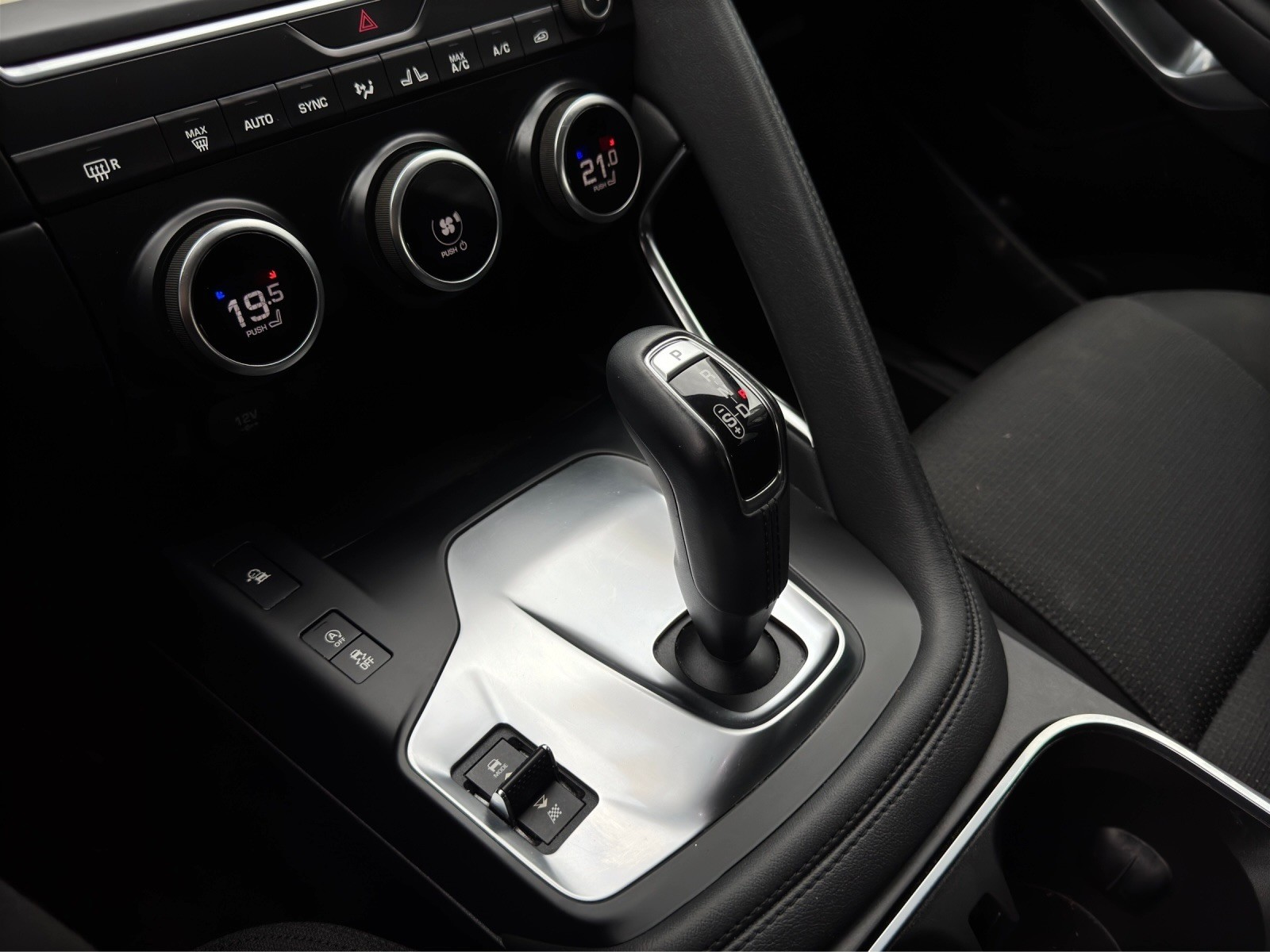 JAGUAR E-Pace P200 R-Dynamic AWD Automatik-image-16