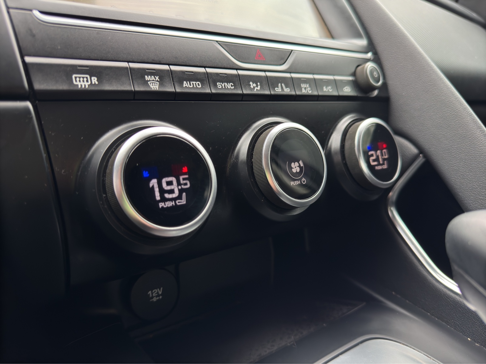 JAGUAR E-Pace P200 R-Dynamic AWD Automatik-image-17