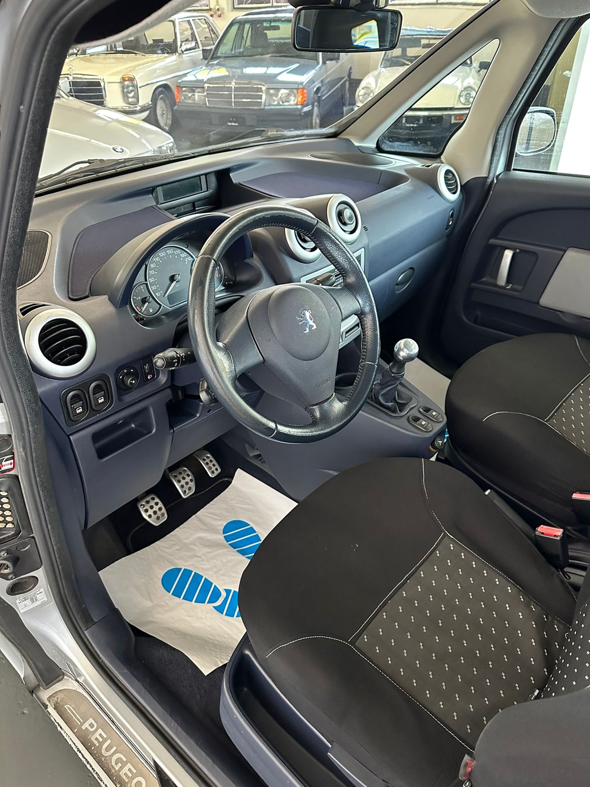 PEUGEOT 1007 1.6 Edition-image-10