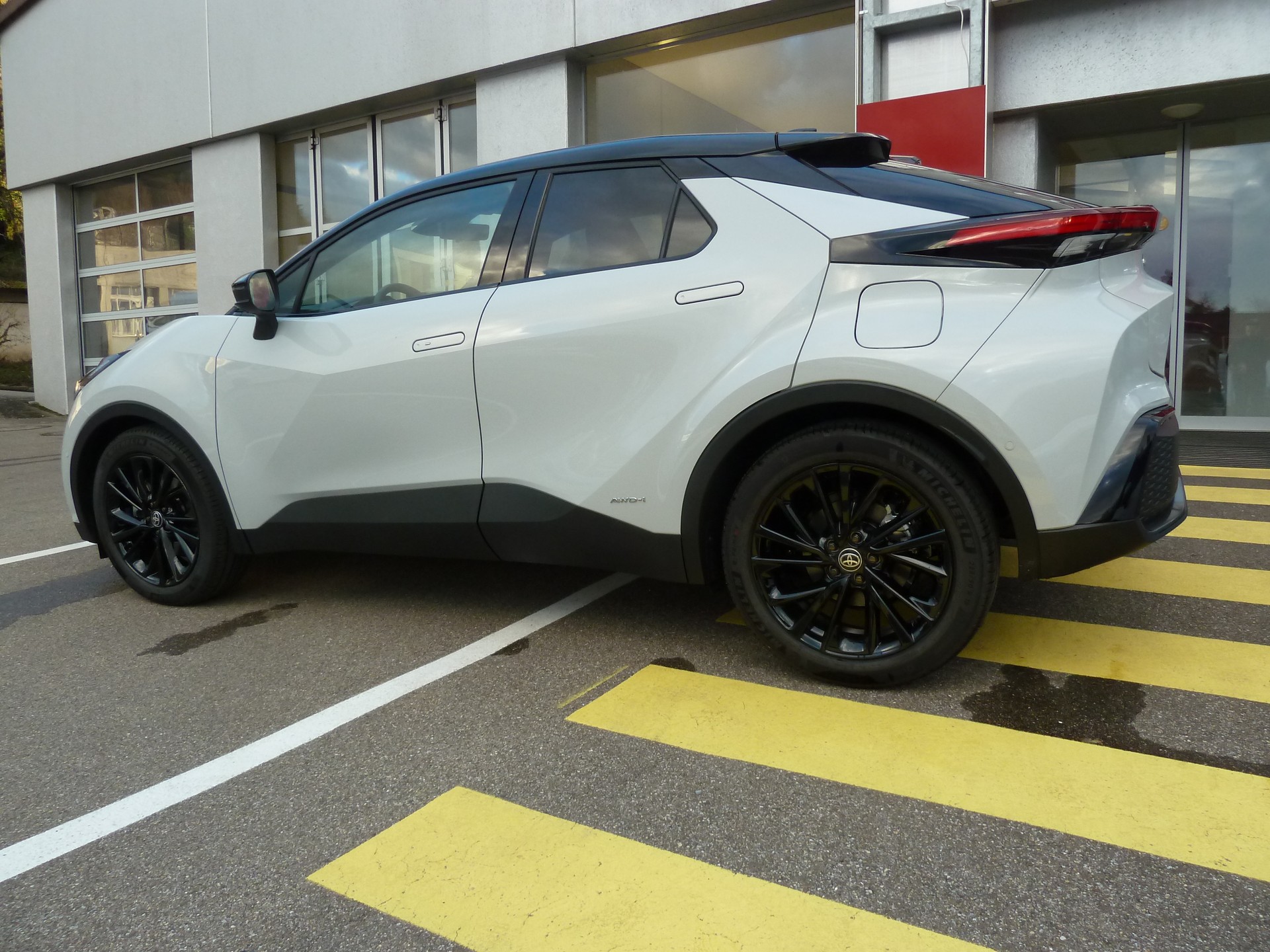 TOYOTA C-HR 2.0 HSD CVT GR Sport 4WD-image-4