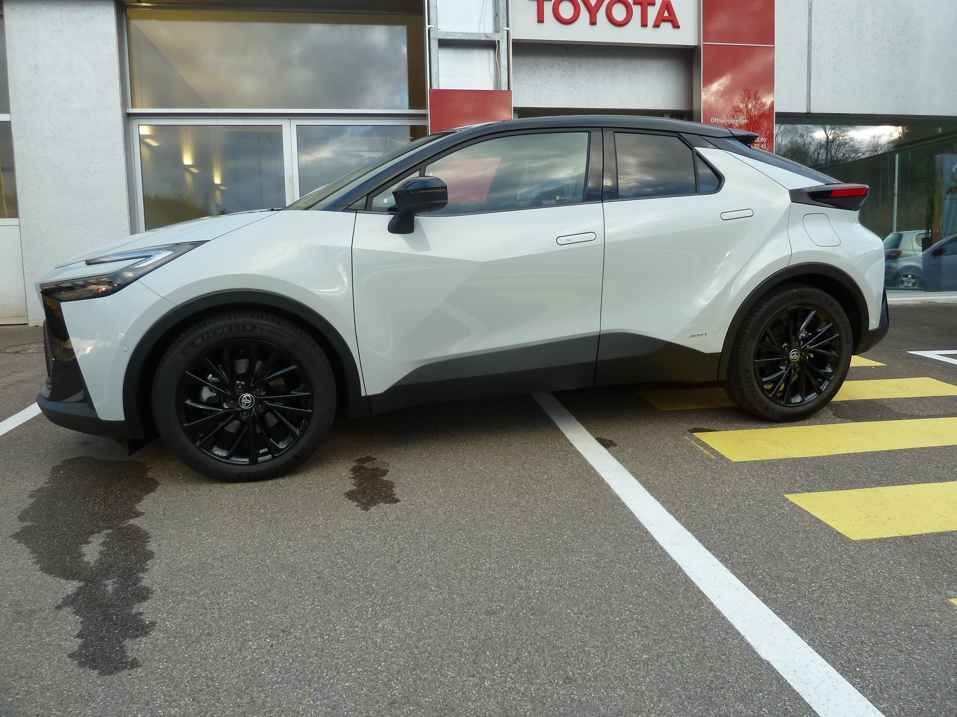 TOYOTA C-HR 2.0 HSD CVT GR Sport 4WD-showroom-element-3