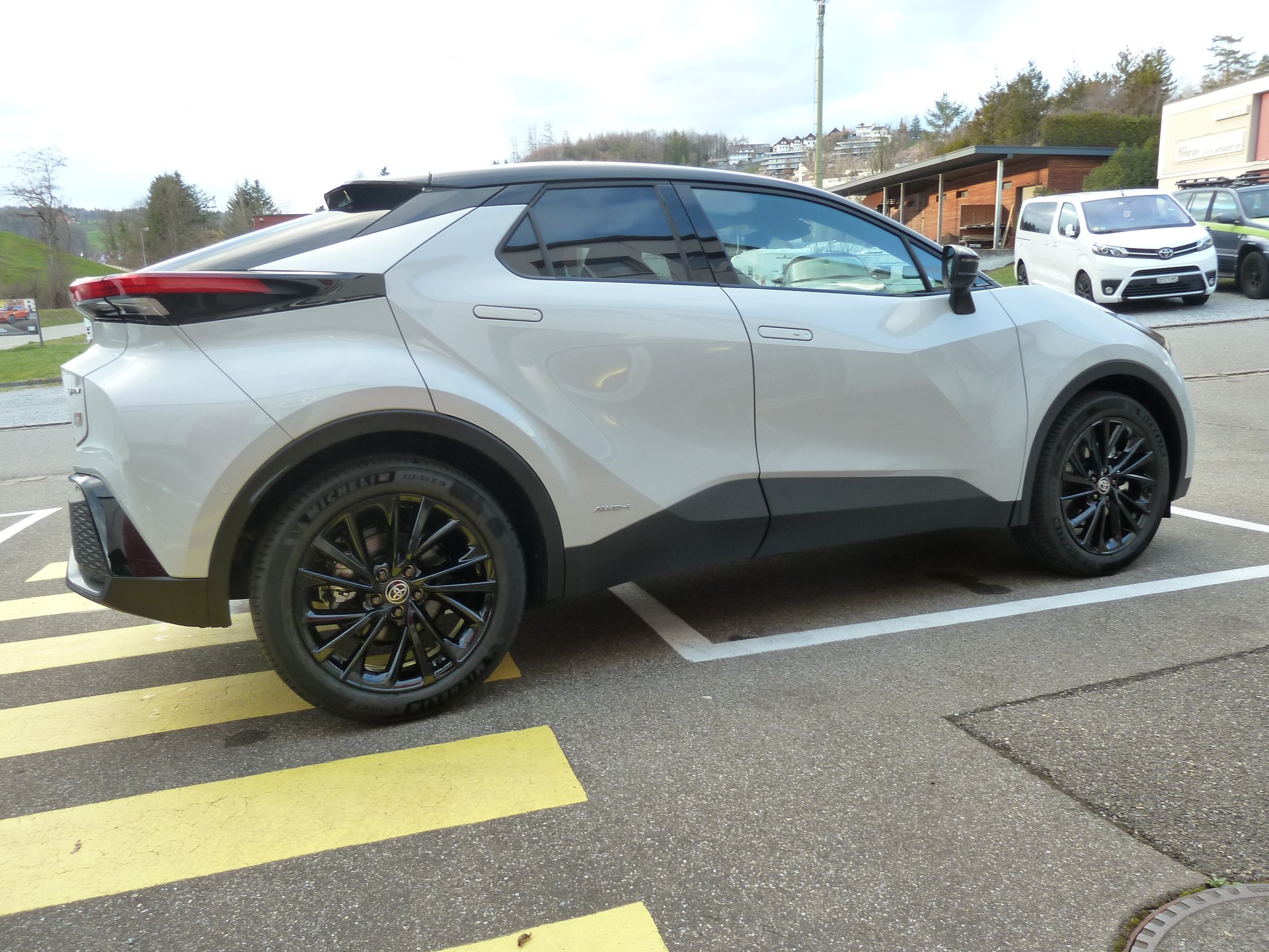 TOYOTA C-HR 2.0 HSD CVT GR Sport 4WD-image-10