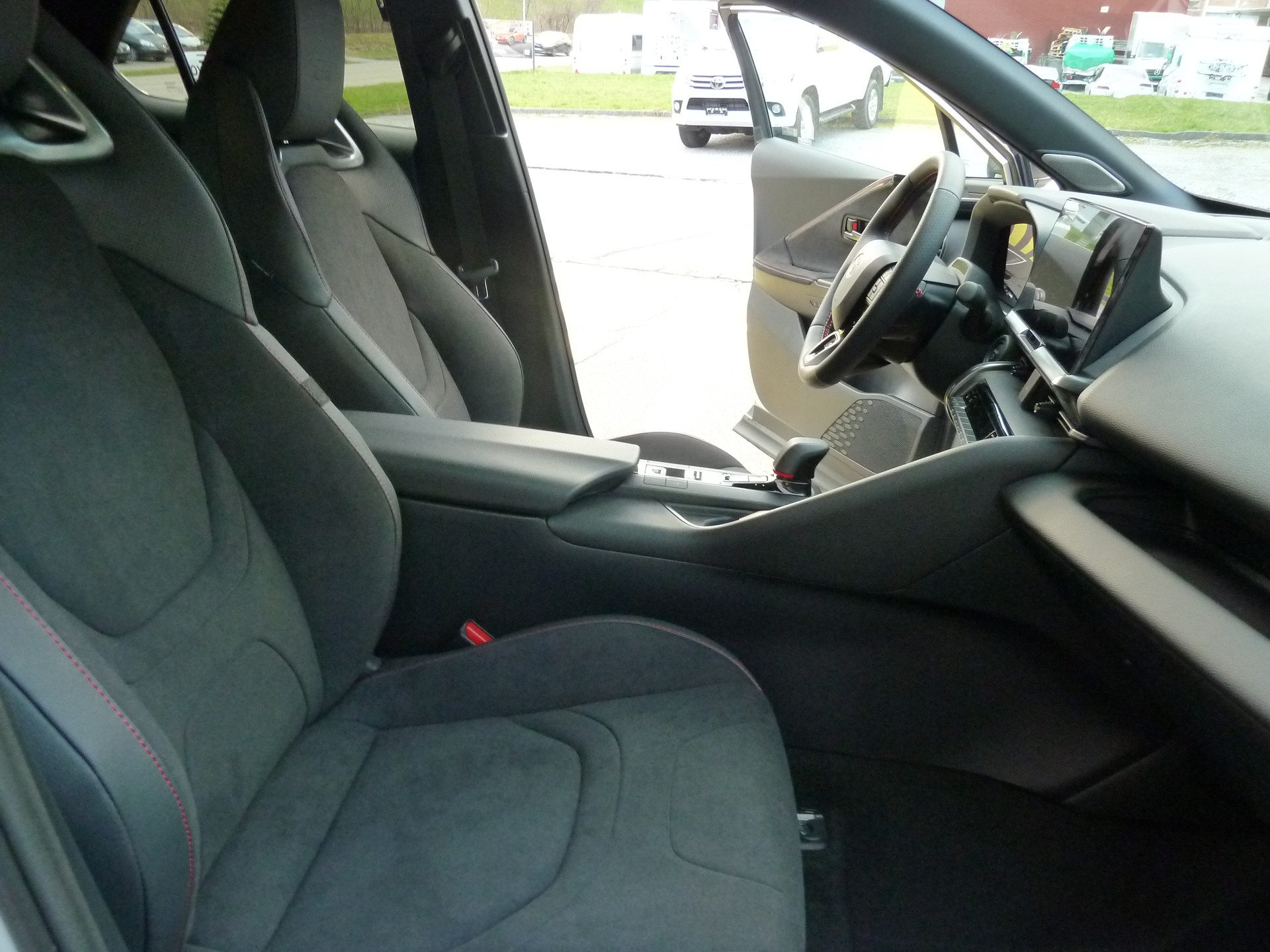 TOYOTA C-HR 2.0 HSD CVT GR Sport 4WD-image-17