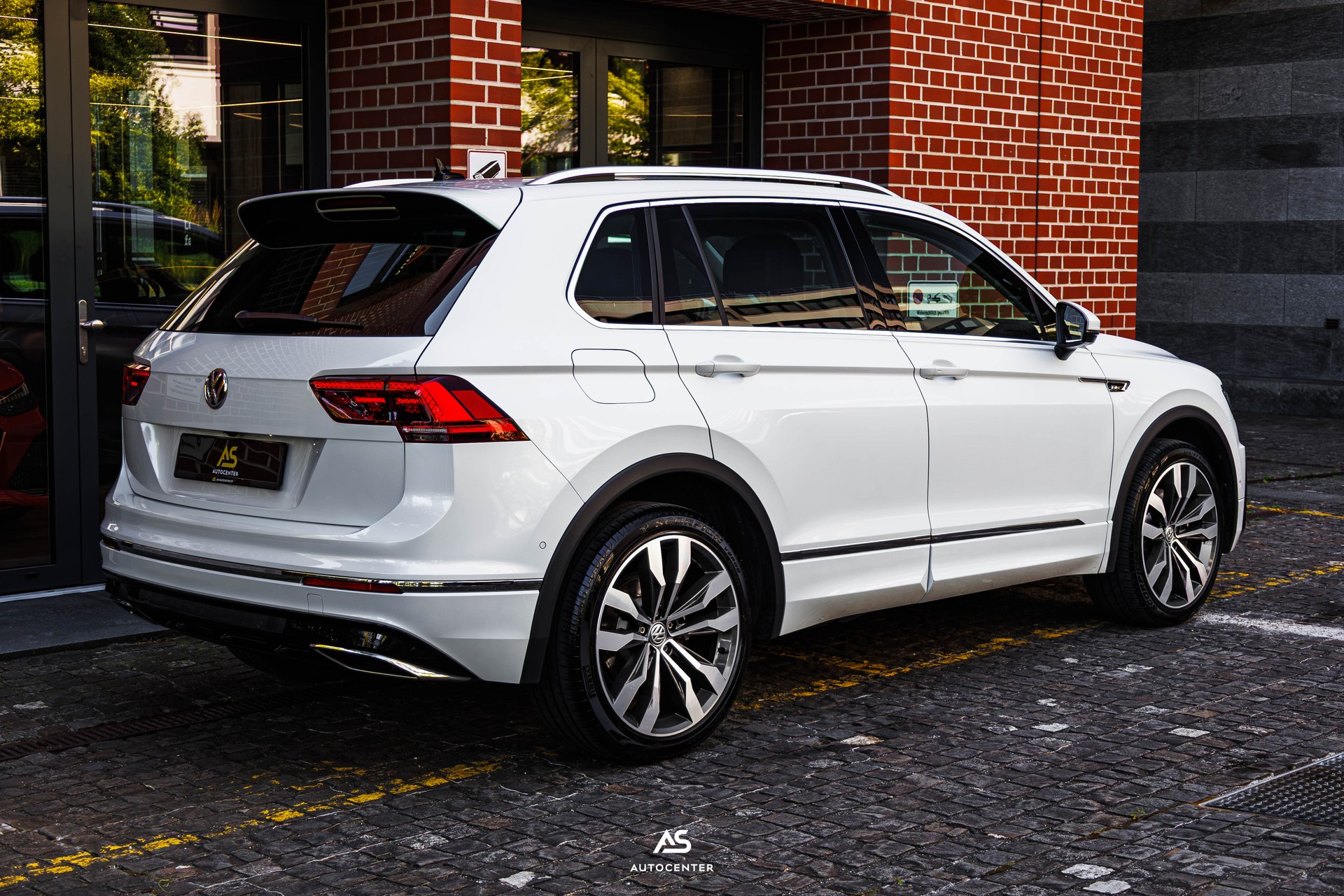 VW Tiguan 2.0TSI Highline 4Motion DSG (CH) Massage | HeadUp | 360° | Full-showroom-element-1