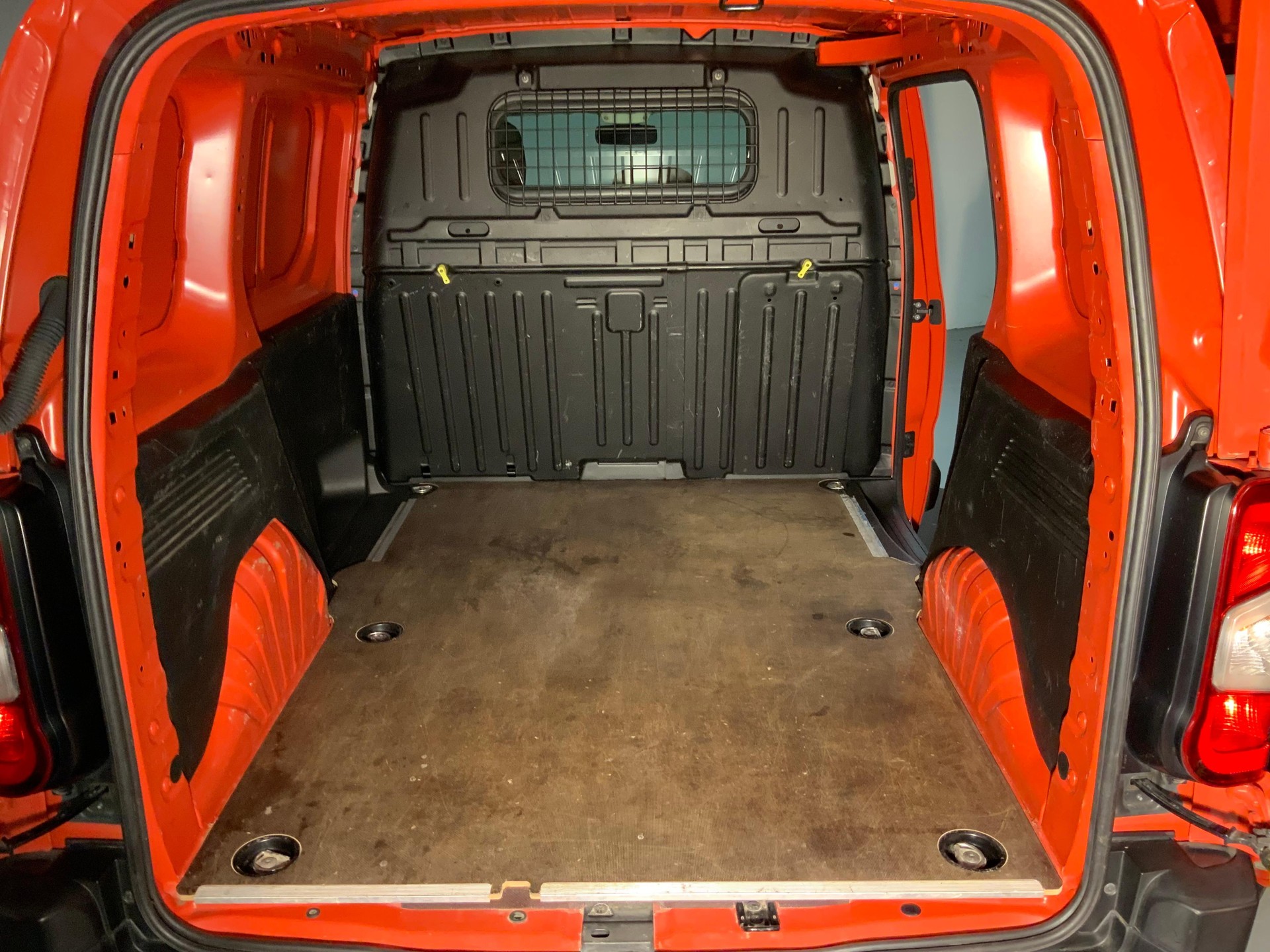 CITROEN Berlingo 650 M 1.2 PureTech 110 Swiss Edition S/S-image-16