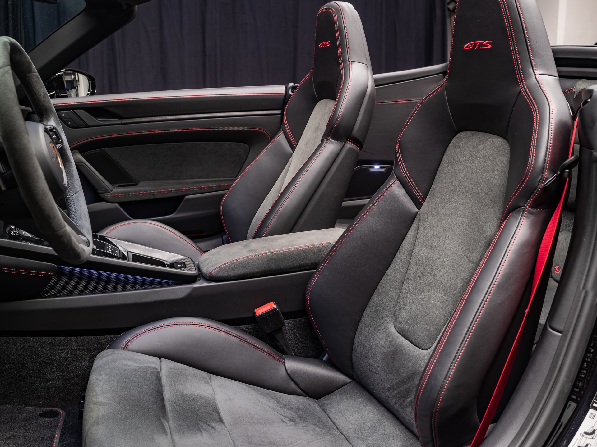 PORSCHE 911 Carrera 4 GTS Cabriolet PDK-image-8
