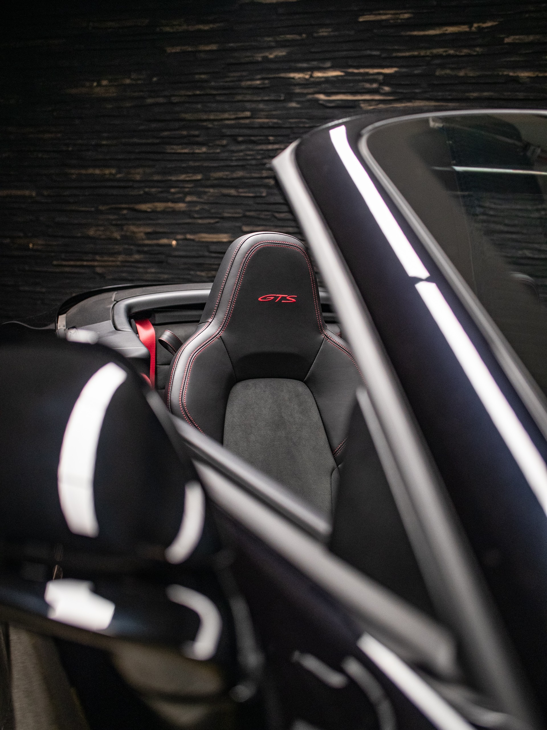 PORSCHE 911 Carrera 4 GTS Cabriolet PDK-image-17