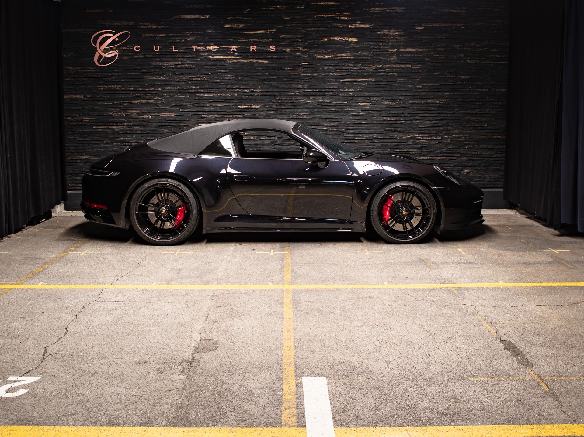 PORSCHE 911 Carrera 4 GTS Cabriolet PDK-showroom-element-1