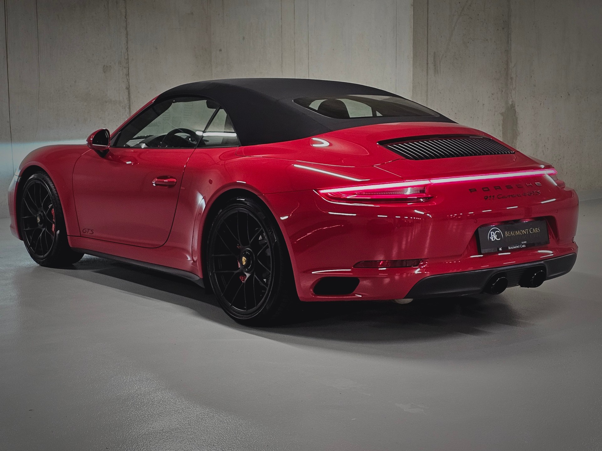 PORSCHE 911 Carrera 4 GTS Cabrio PDK-image-4