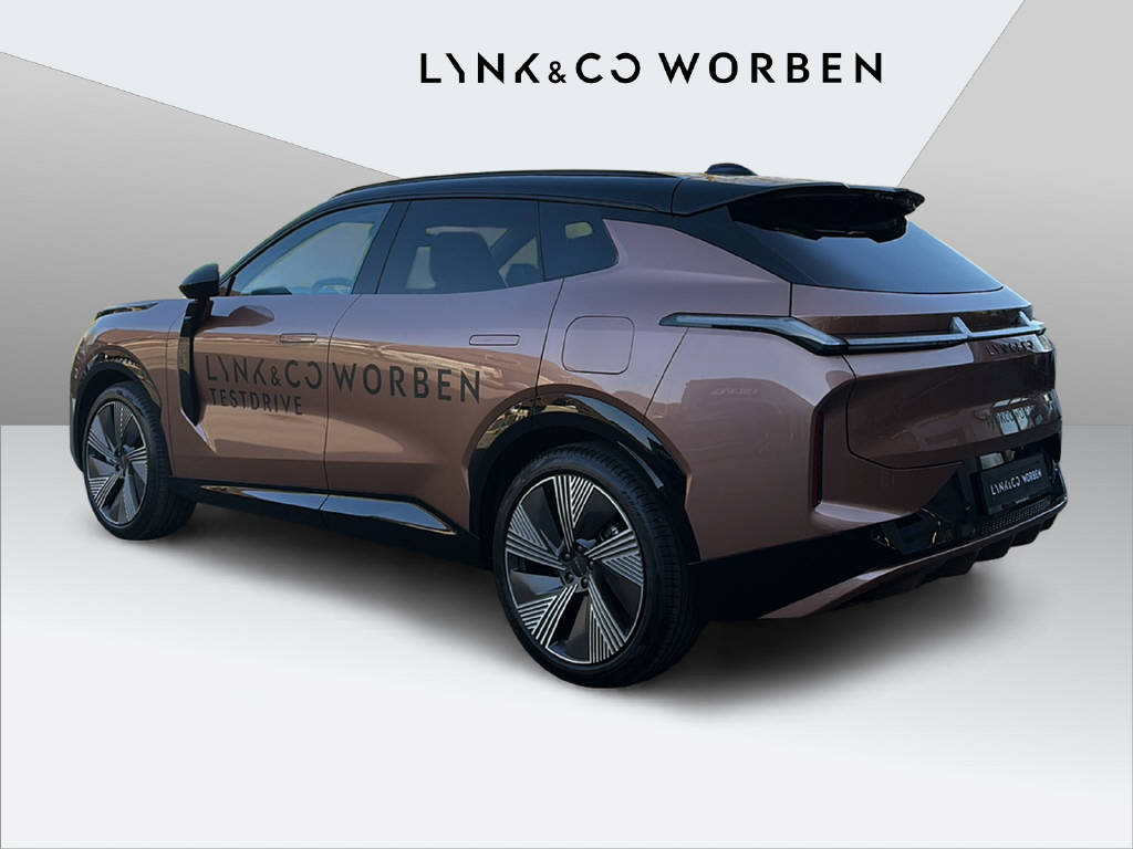 LYNK & CO 08-showroom-element-3