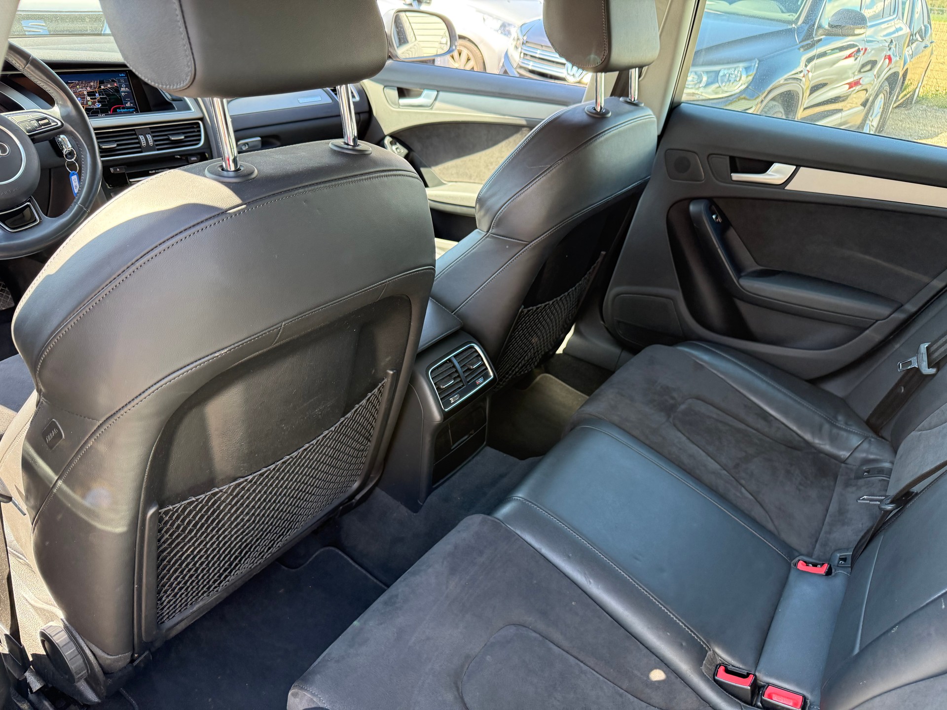 AUDI A4 Avant 2.0 TDI quattro S-tronic _ S-Line-image-15