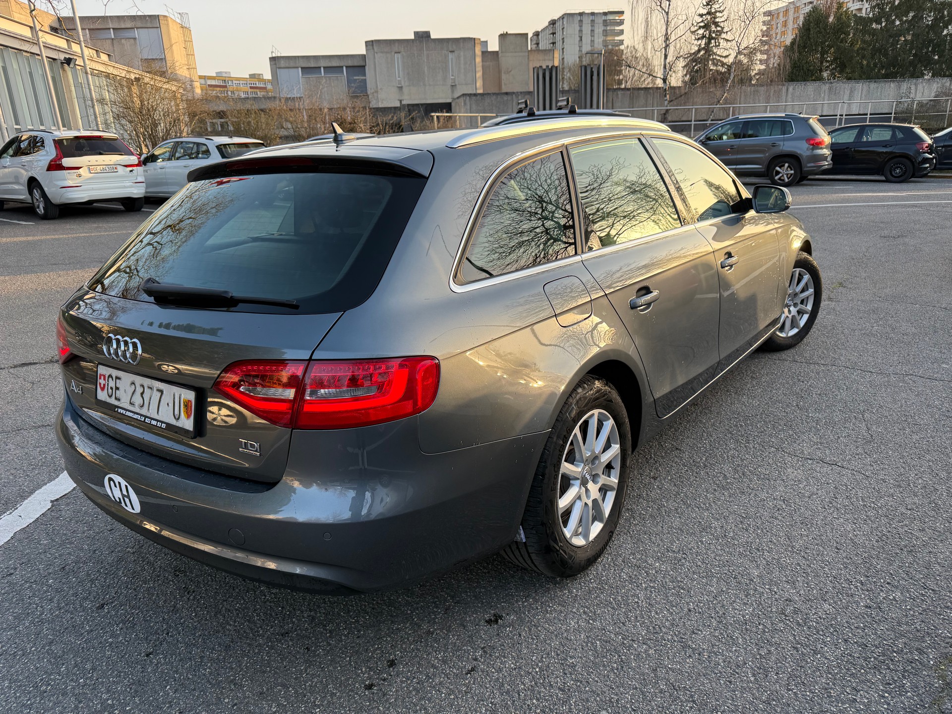 AUDI A4 Avant 2.0 TDI quattro S-tronic _ S-Line-showroom-element-2