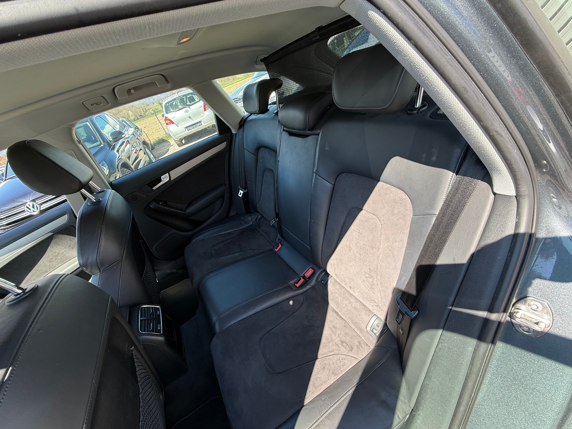 AUDI A4 Avant 2.0 TDI quattro S-tronic _ S-Line-image-16