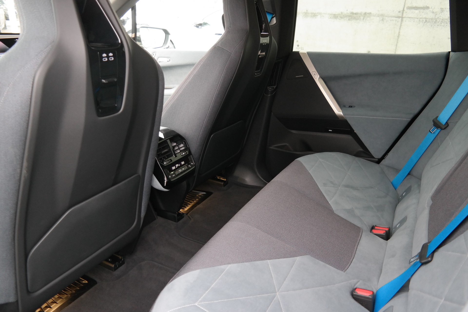 BMW iX xDrive50-image-14