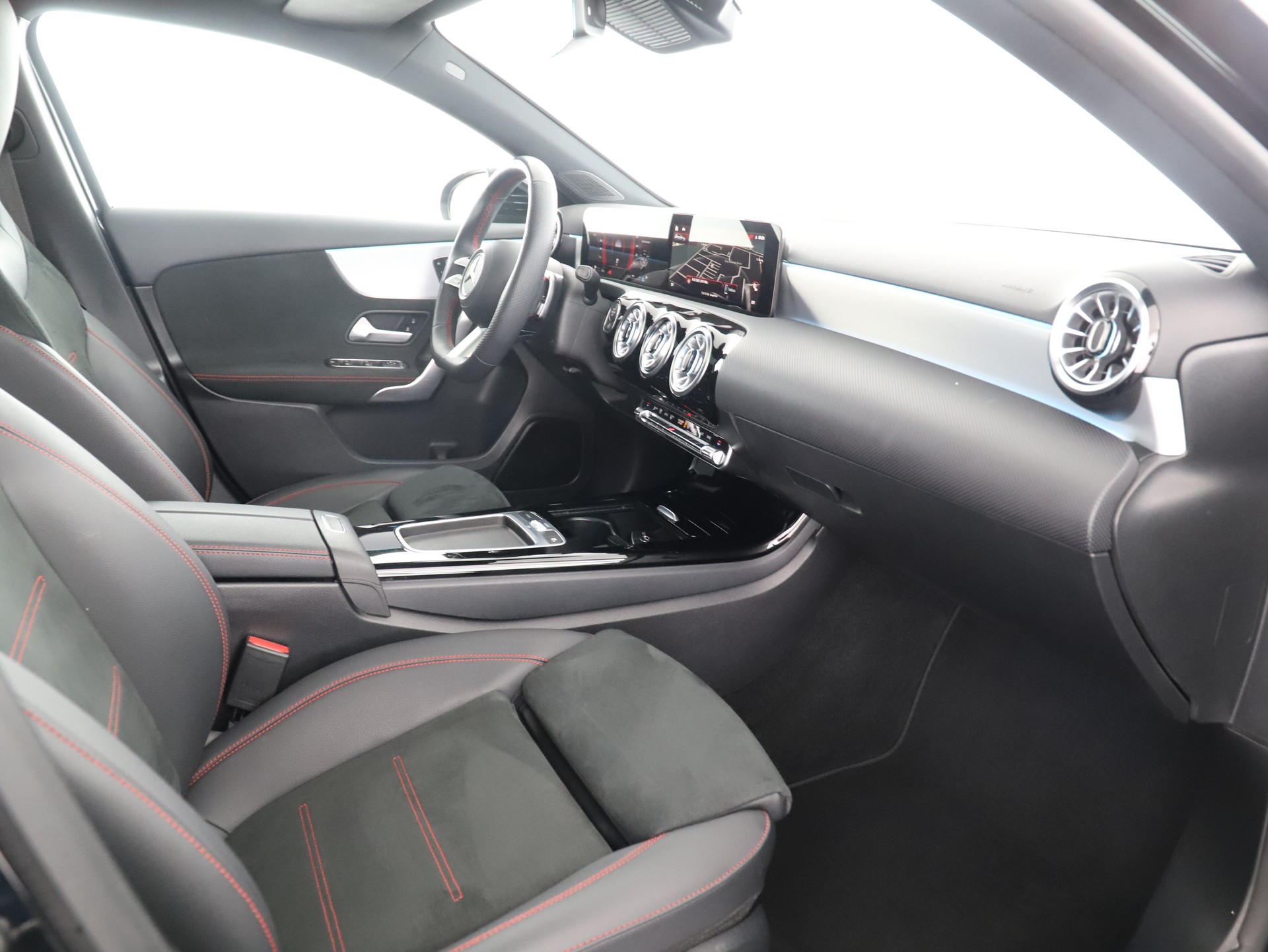 MERCEDES-BENZ A 220 4Matic 8G-DCT-image-8