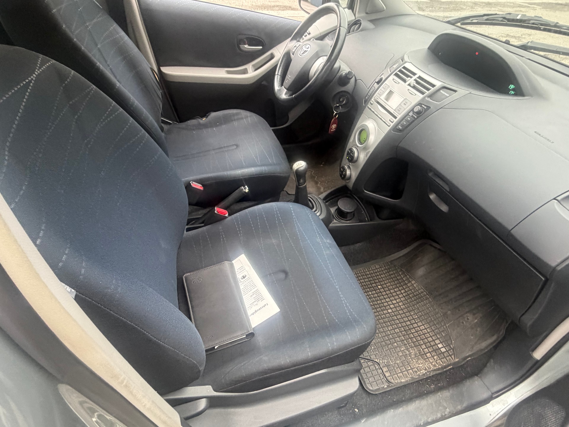TOYOTA Yaris 1.3 Linea Sol-image-8