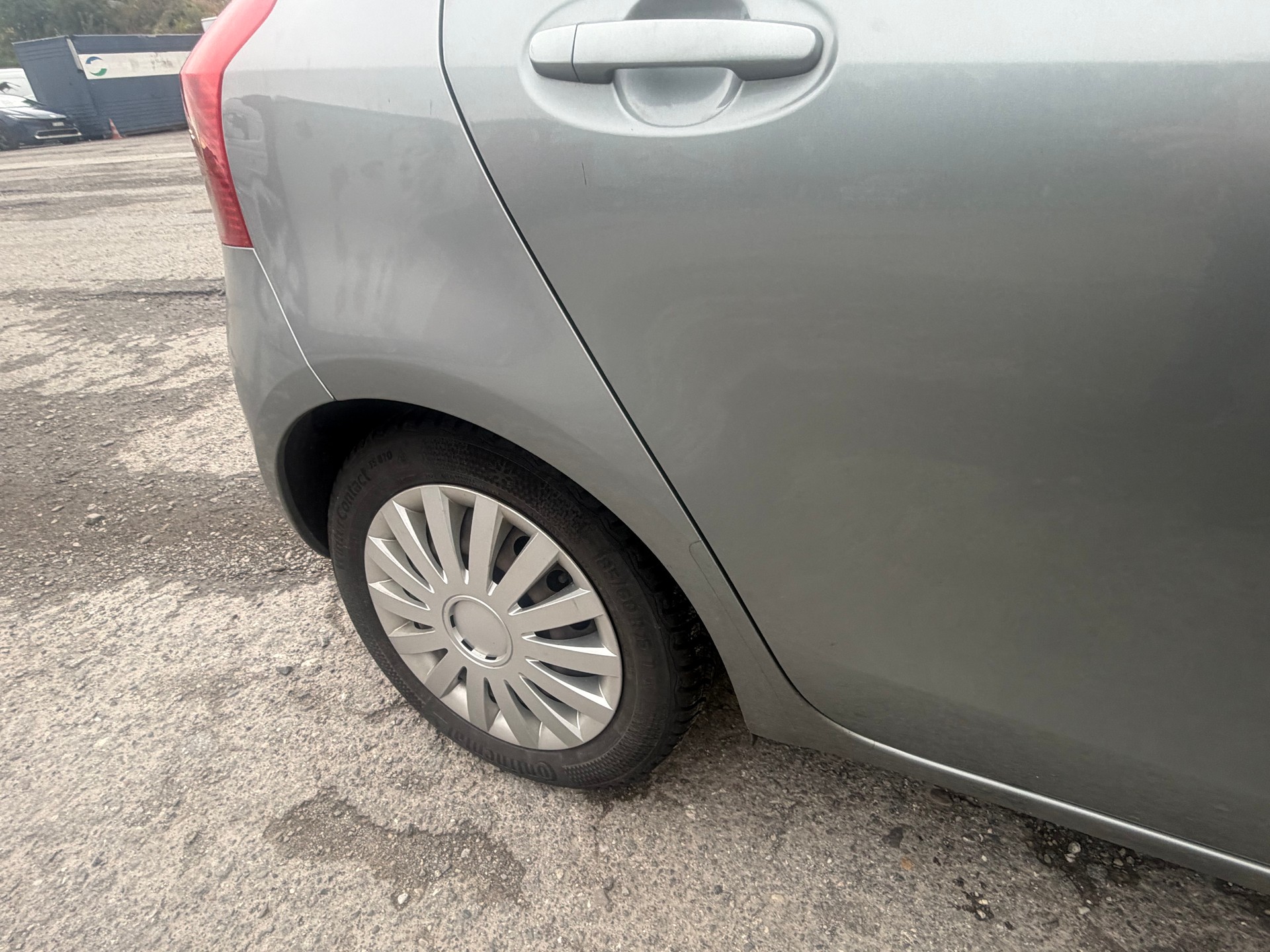 TOYOTA Yaris 1.3 Linea Sol-image-12