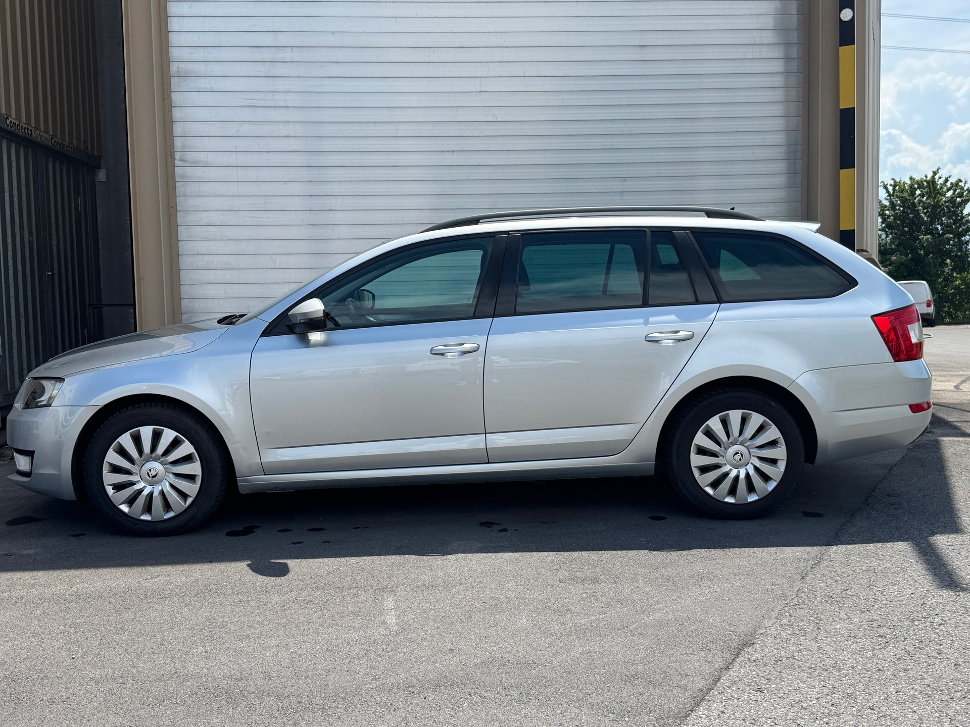 SKODA Octavia Combi 1.6 TDI Ambition DSG-showroom-element-2