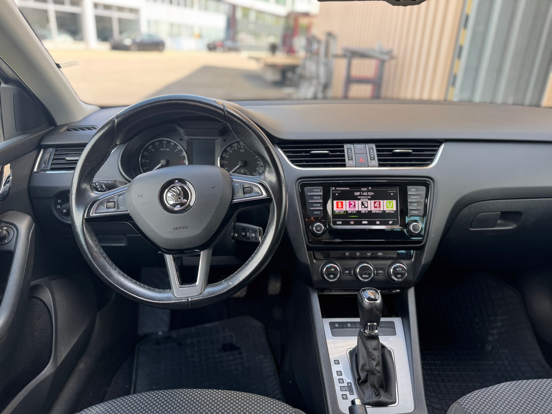 SKODA Octavia Combi 1.6 TDI Ambition DSG-image-8