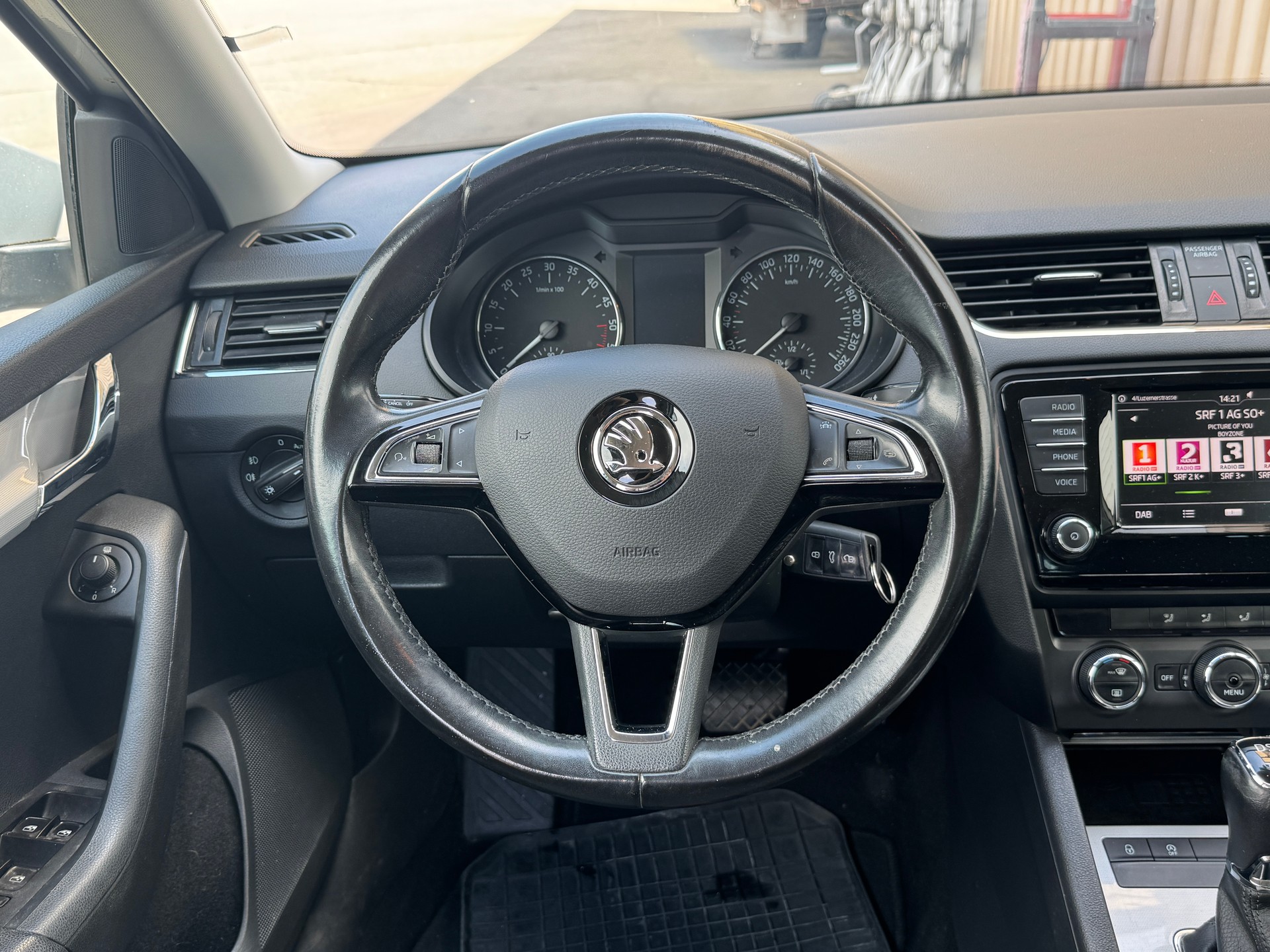 SKODA Octavia Combi 1.6 TDI Ambition DSG-image-9