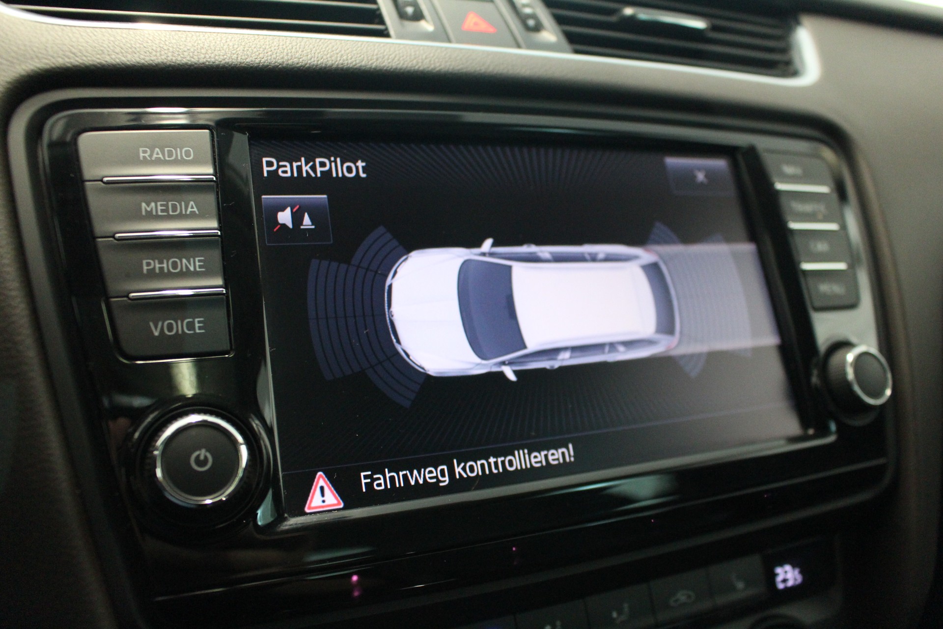 SKODA Octavia Combi 1.8 TSI L & K 4x4 DSG-image-19