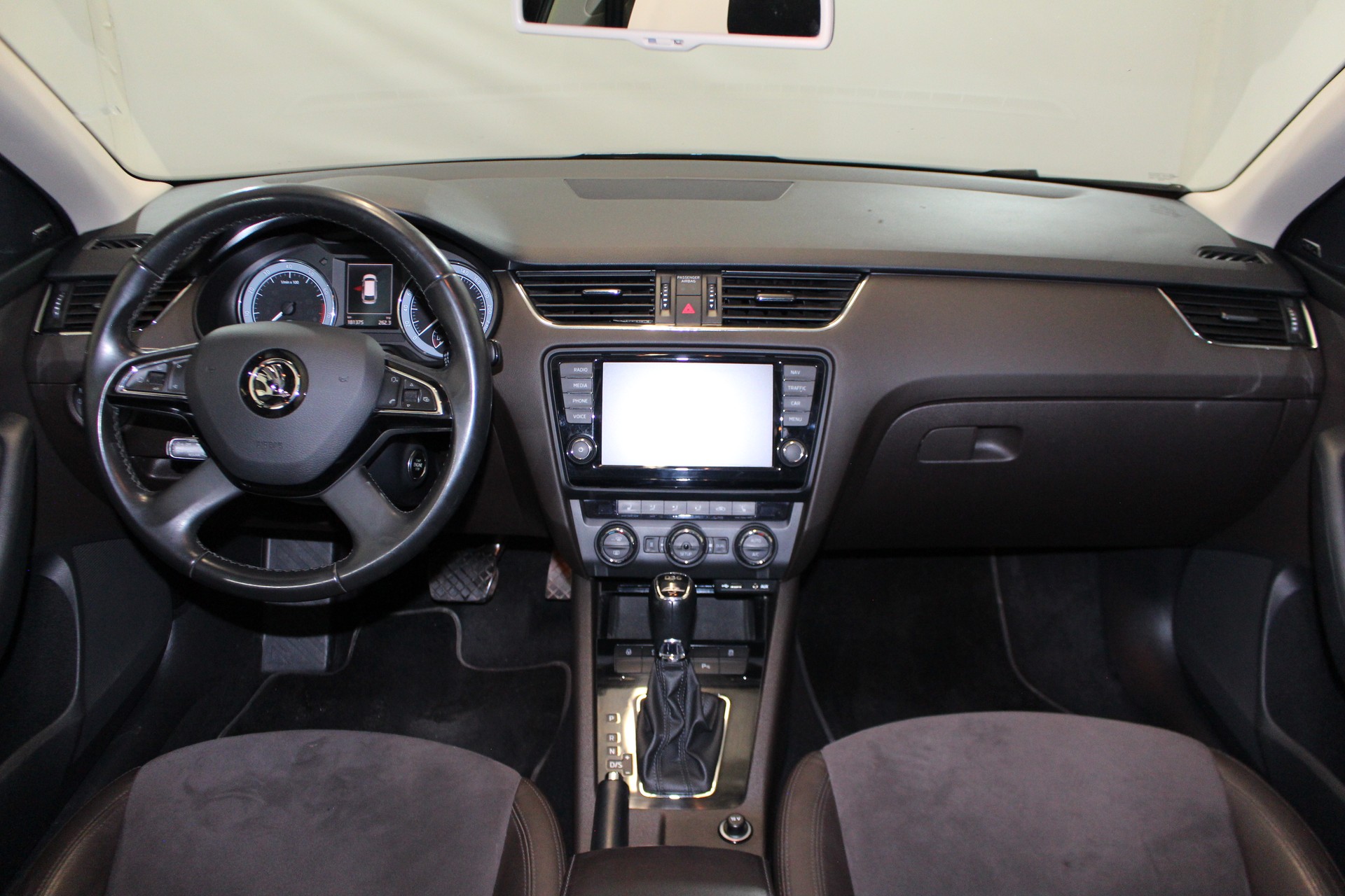 SKODA Octavia Combi 1.8 TSI L & K 4x4 DSG-image-12