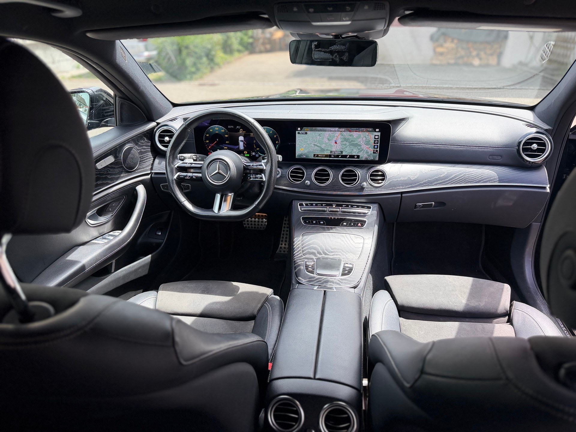 MERCEDES-BENZ E 300 de T 4Matic AMG Line 9G-Tronic-image-10