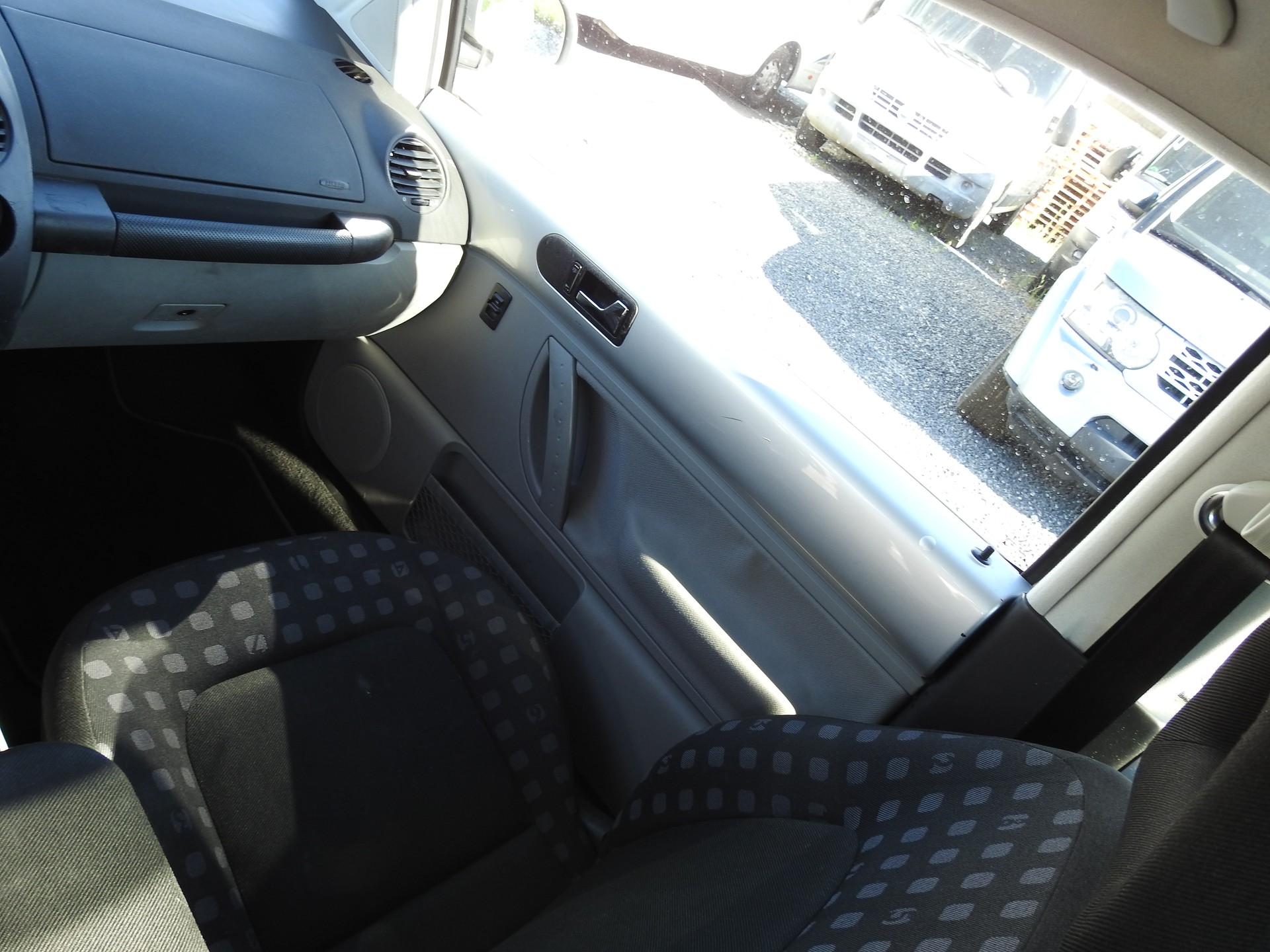 VW NEW Beetle 2.0-image-17