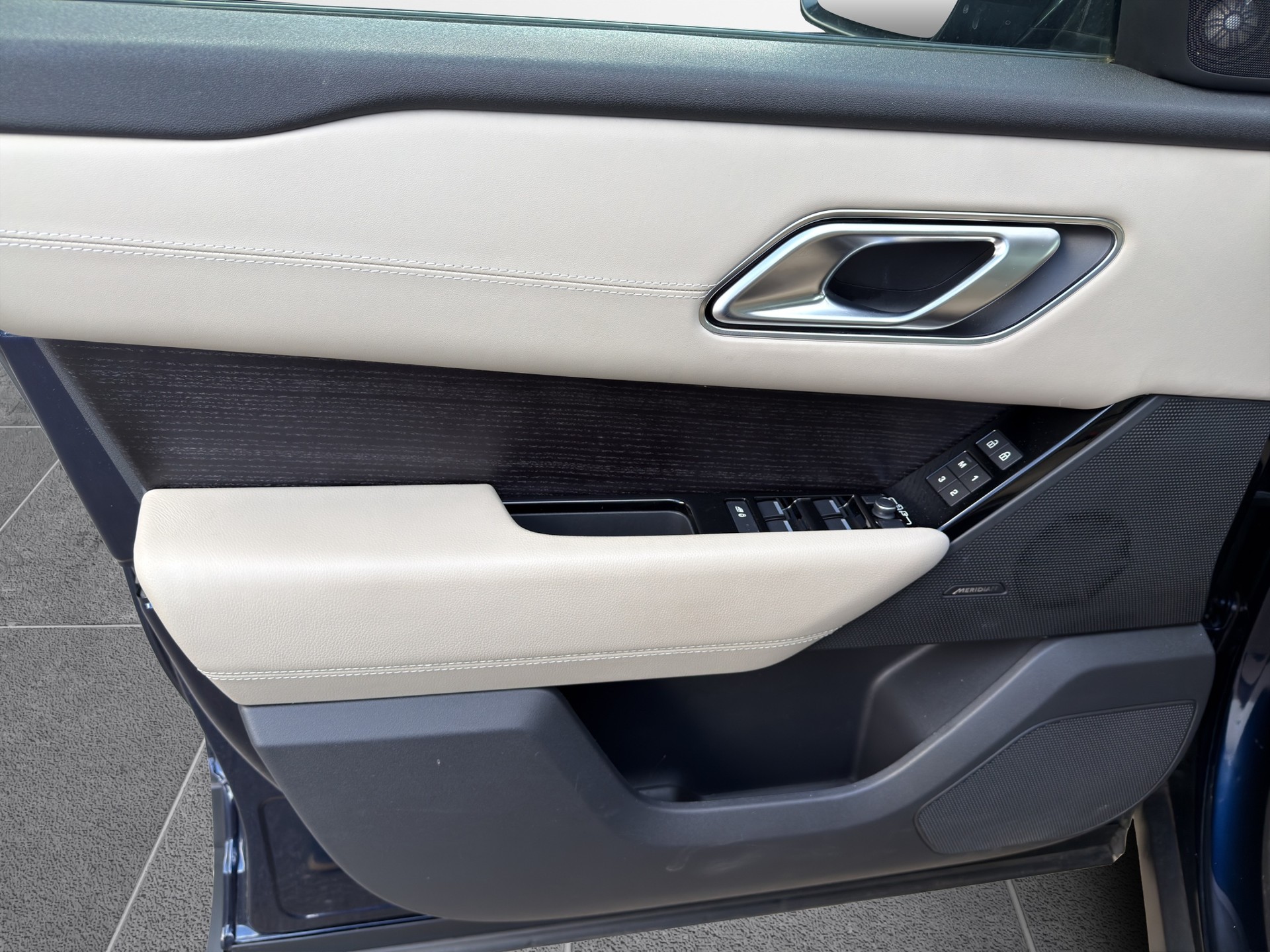 LAND ROVER Range Rover Velar 3.0 D I6 300 S-image-9