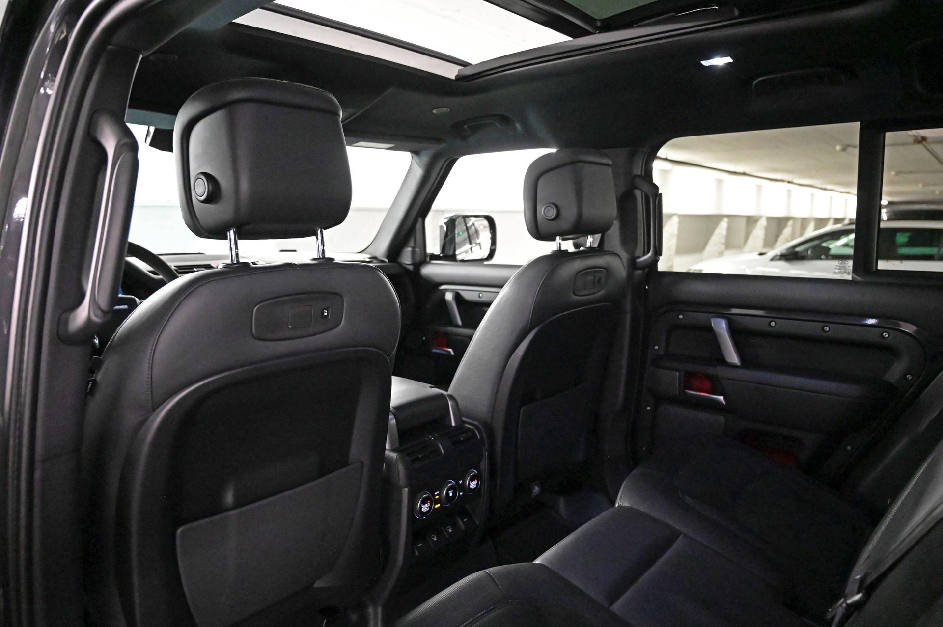 LAND ROVER Defender 110 525 V8 5.0 Carpathian Edition AT8-image-28