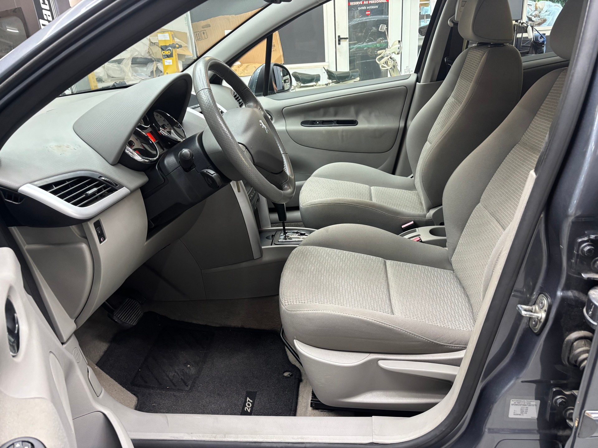 PEUGEOT 207 1.6 16V Sport Automatic-image-8