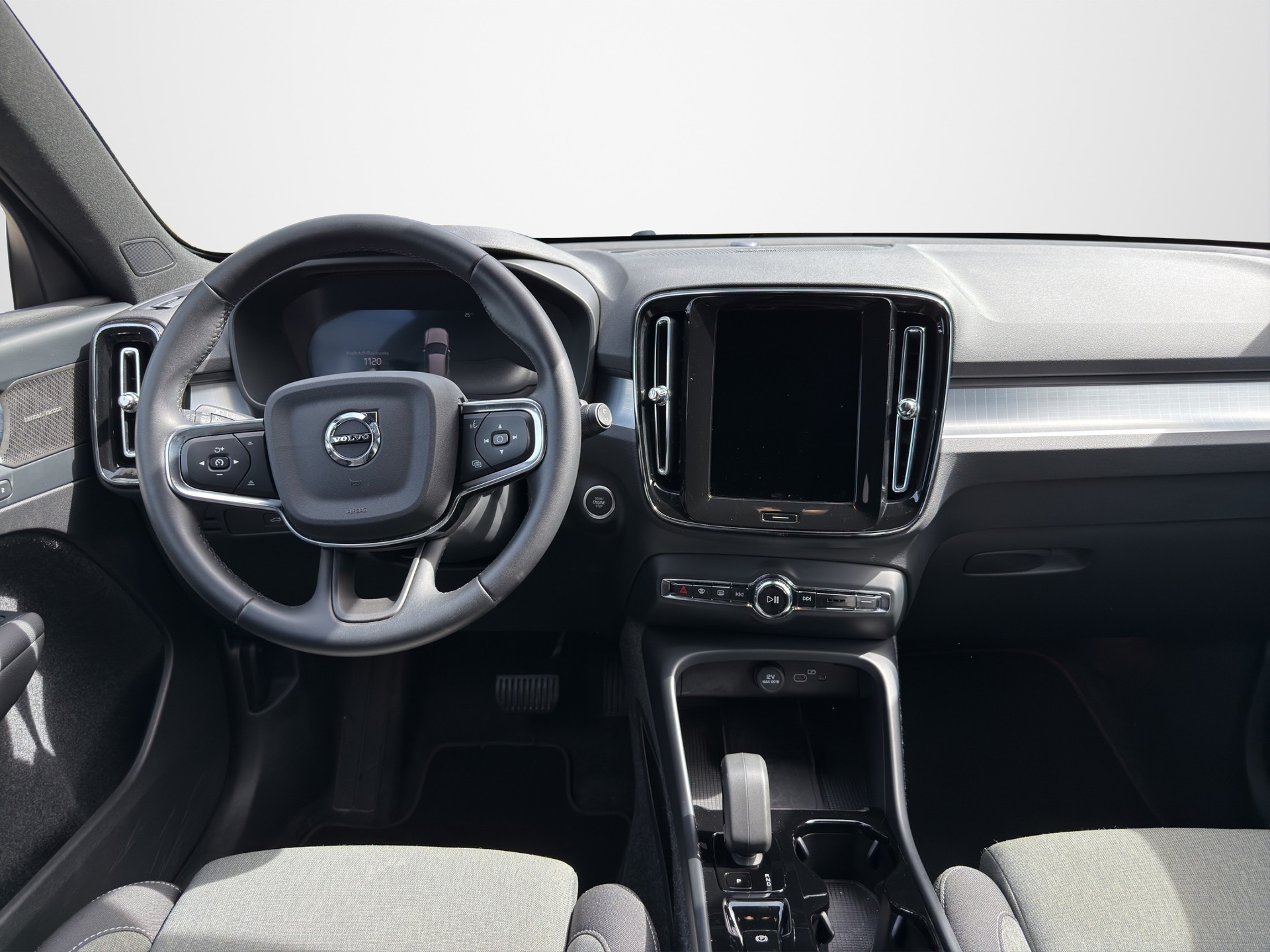 VOLVO XC40 2.0 B3 MH Plus Dark-image-10