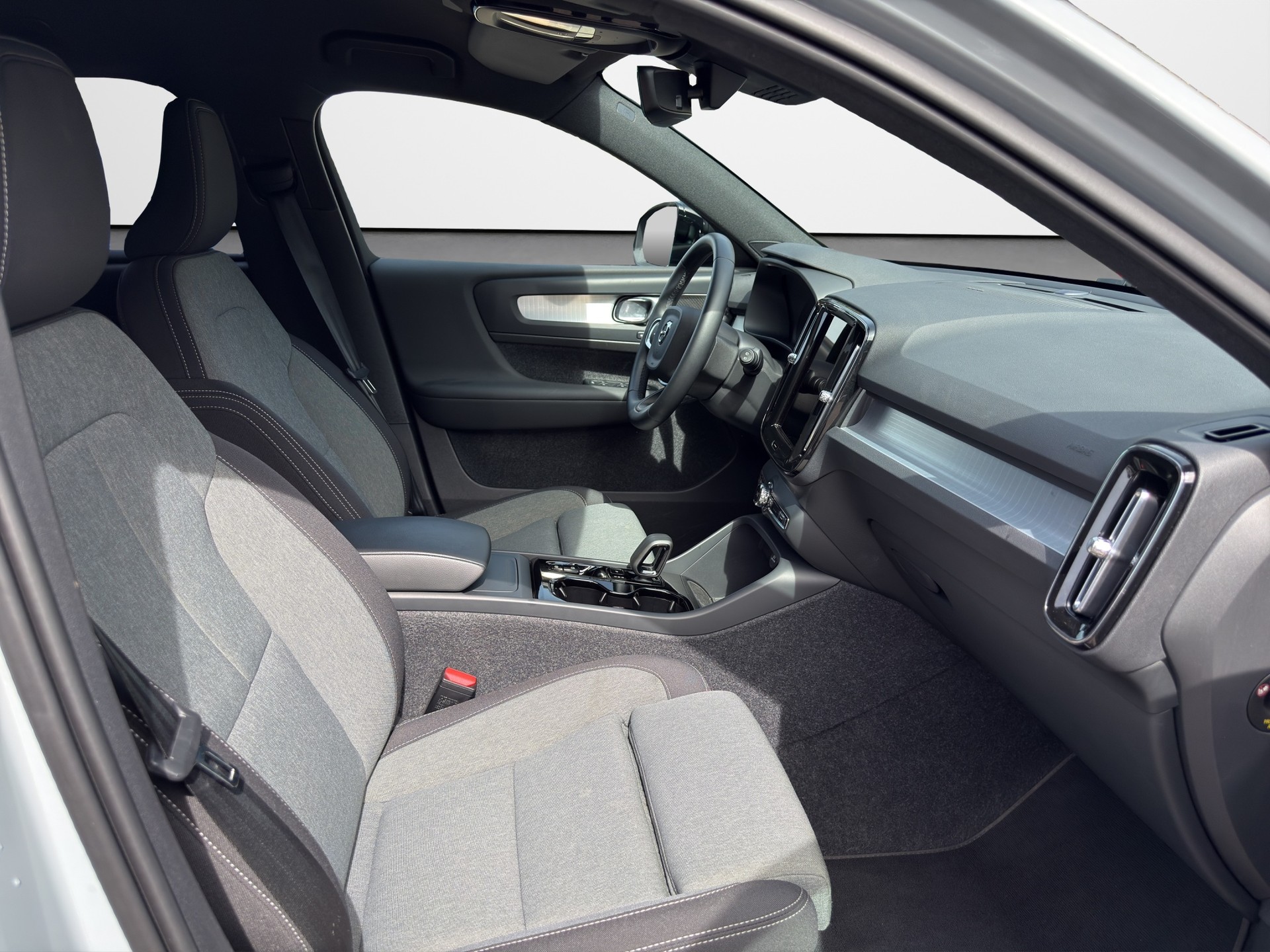 VOLVO XC40 2.0 B3 MH Plus Dark-image-8