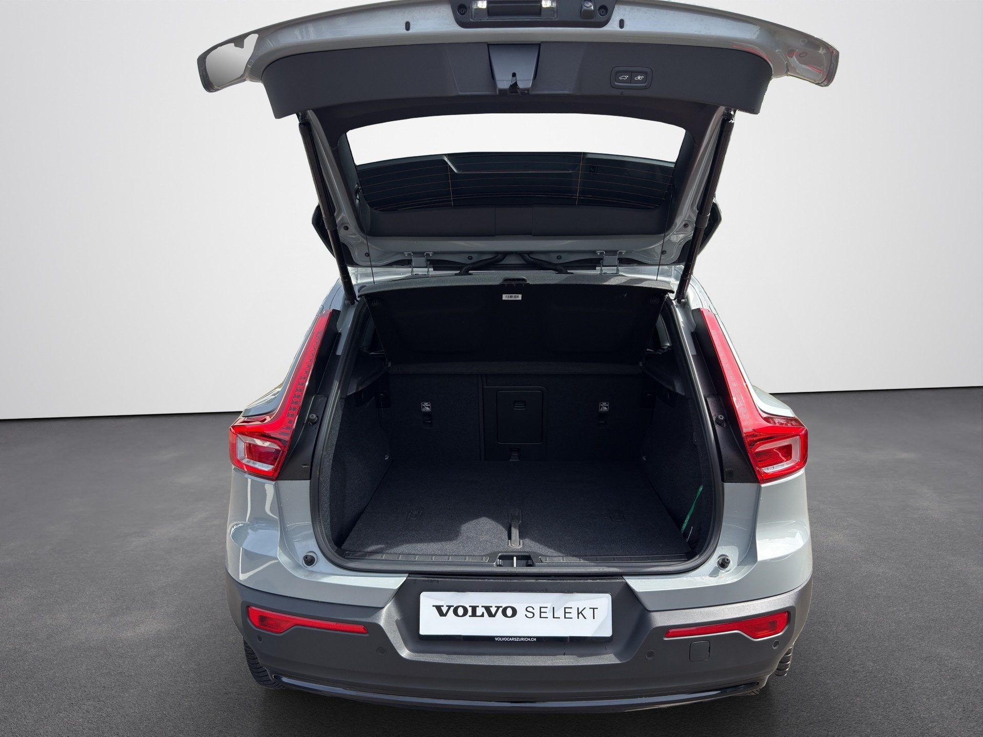 VOLVO XC40 2.0 B3 MH Plus Dark-image-13