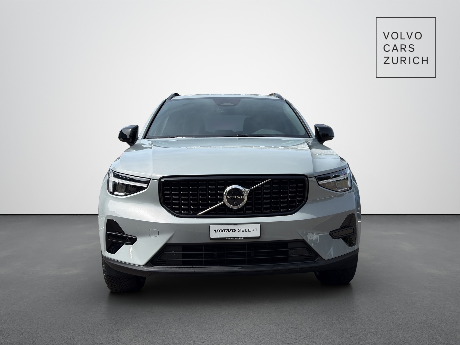 VOLVO XC40 2.0 B3 MH Plus Dark-image-4
