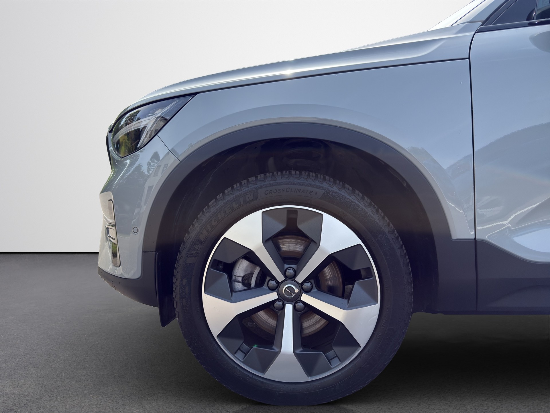 VOLVO XC40 2.0 B3 MH Plus Dark-image-6