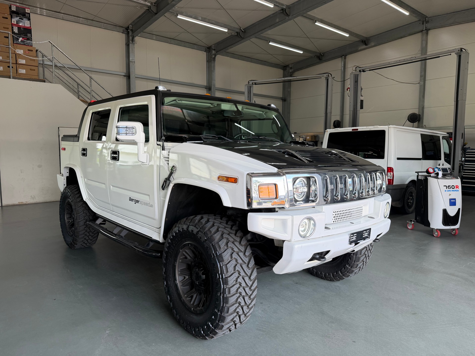HUMMER H2 6.0 Luxury-showroom-element-3