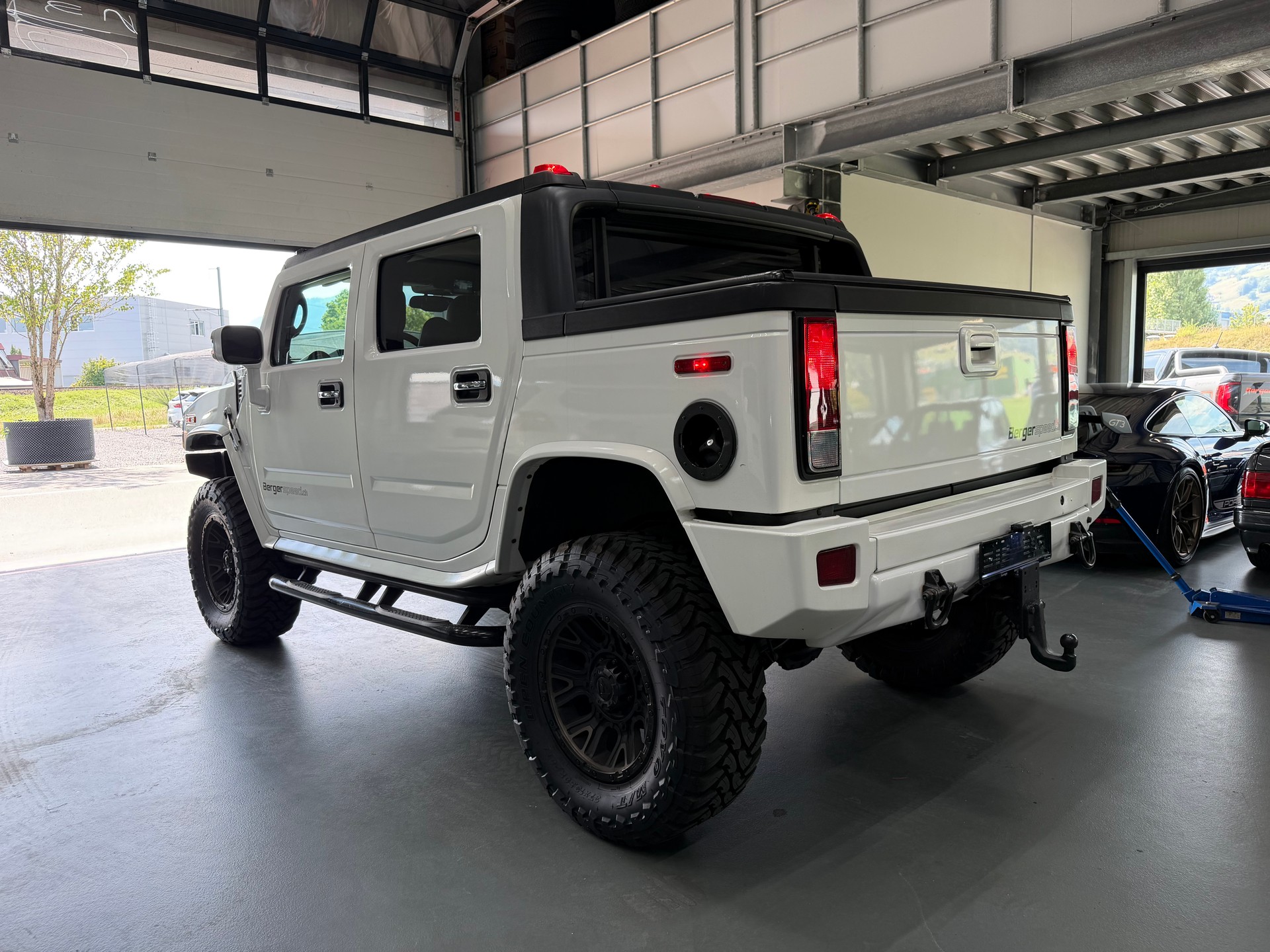 HUMMER H2 6.0 Luxury-showroom-element-2