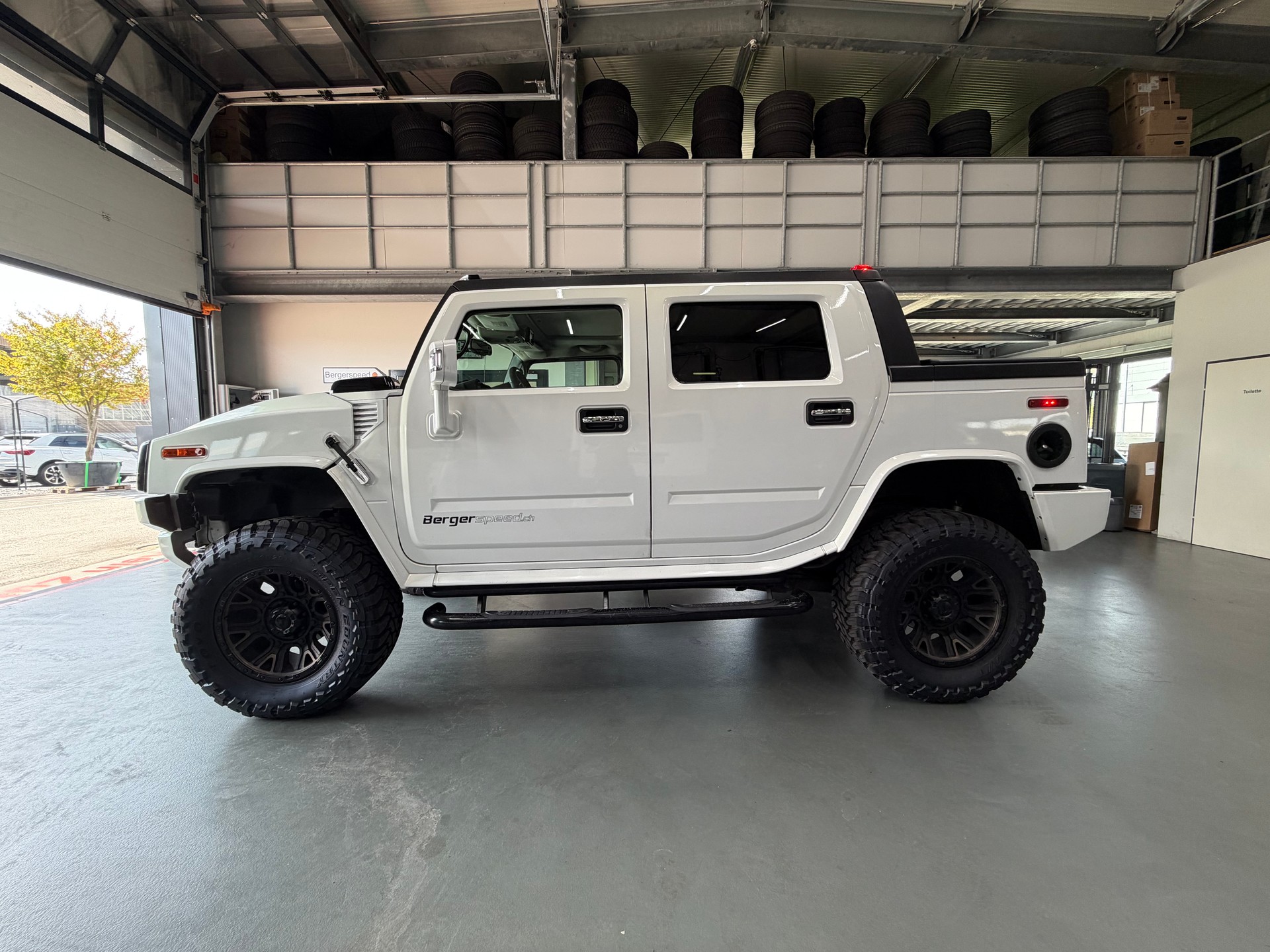 HUMMER H2 6.0 Luxury-showroom-element-1