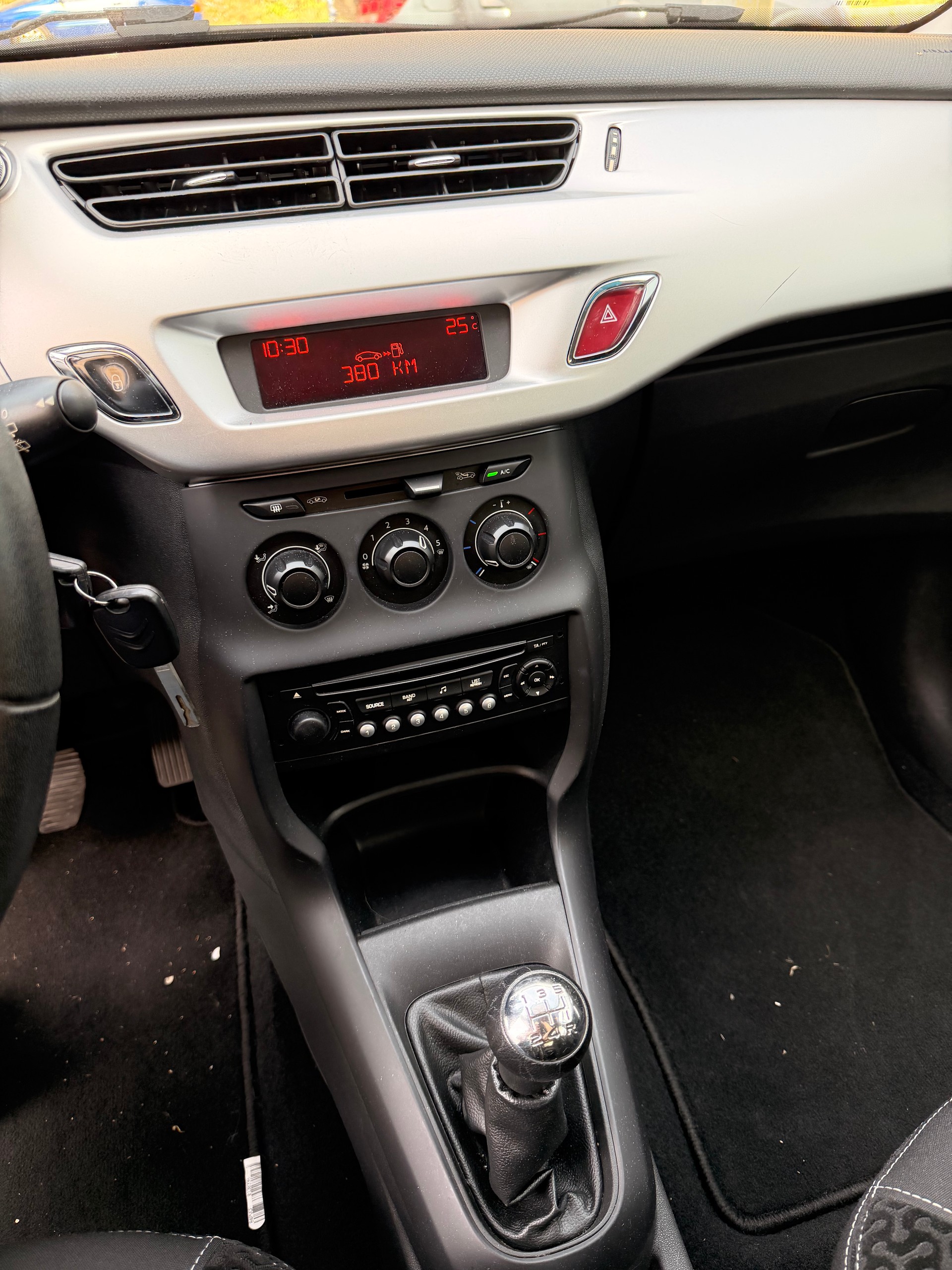 CITROEN C3 1.4i 16V Chic-image-12