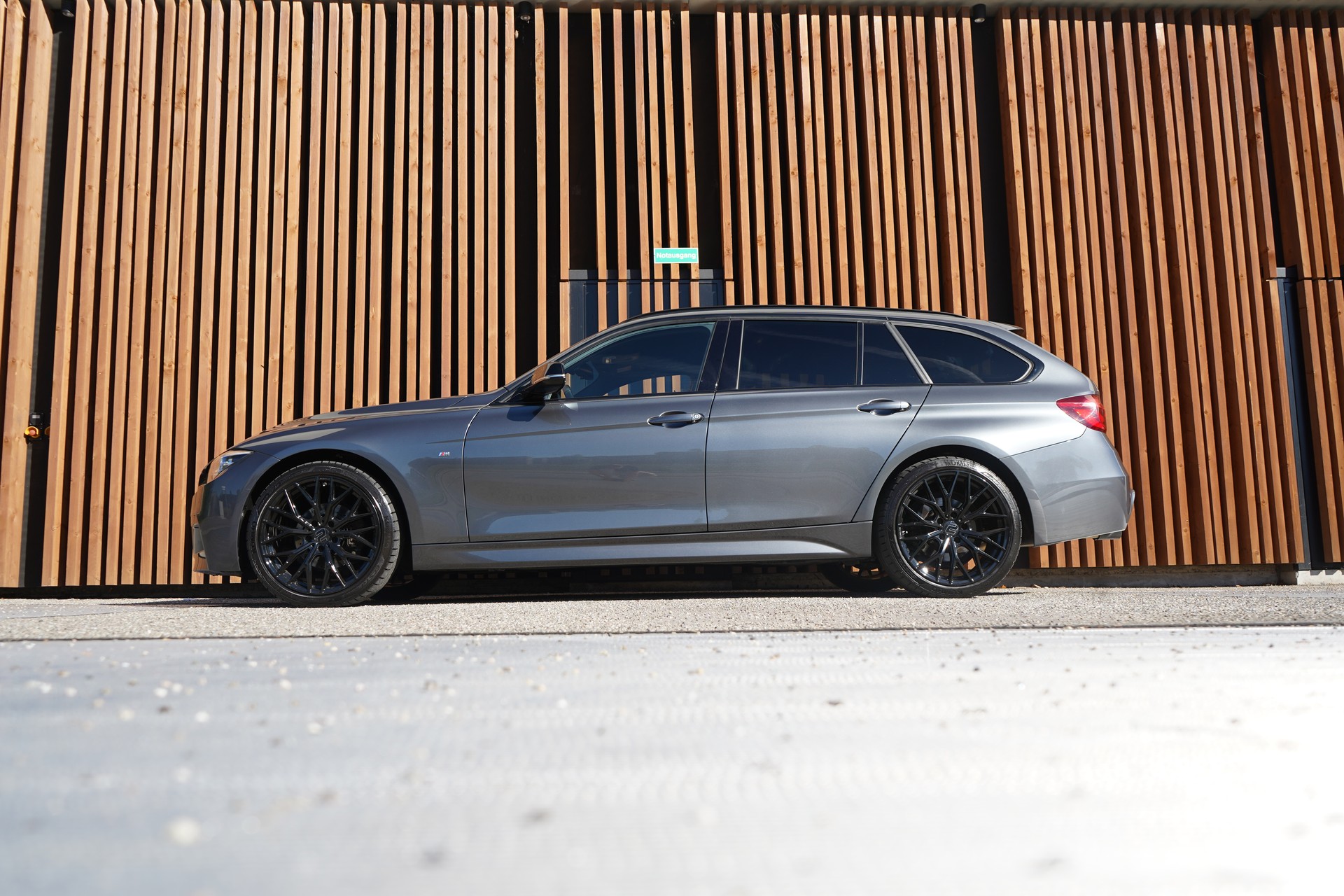 BMW 320i xDRIVE TOURING EDITION M SPORT STEPTRONIC l 184 PS-showroom-element-3